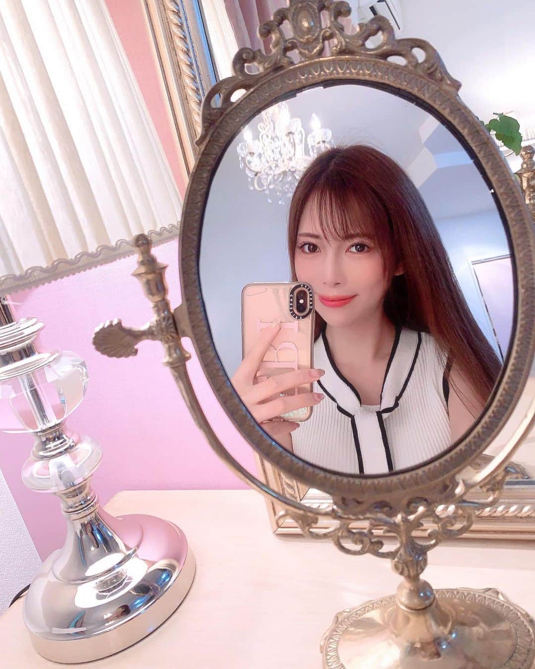 のインスタグラム：「先日、 アトリエリュバン (@atelier.ruban.osaka )で、 大人気のH I F U＆ラジオ波を受けてきたよ💕  お肌のたるみや小顔に効果がある他、 ・ ＊毛穴の黒ずみ対応 ＊お化粧ノリ対応 ＊ニキビ対応 ＊美白対応 ・ などなど、お肌悩みにあわせた オーダメードのエステを受けることが出来ます☺️ ・ HIFUを受けてみて、私は全く無痛でした。 受けた後、輪郭がシュッとなっていて、 頬の位置が上がったことに感動💫  お店もめっちゃ可愛いし、エステティシャンの方もお綺麗で相談しやすいので、おすすめのお店だよ✨ ・ 美肌やリフトアップにご興味のある方は、 atelier Ruban エステで検索して下さいね💓 ・ ・ ・ ・ ・ ・ ・ ・ ・ ・ ・ #ハイフ#ラジオ波#エステ#エステサロン#リフトアップ#美肌#美白#美意識#綺麗になりたい#可愛いは作れる#毛穴#メイク#メイクアップ#お化粧#化粧#ニキビ#肌荒れ#写真好きな人と繋がりたい#美容垢#美容大好き#綺麗#モデル#撮影モデル#インフルエンサー#フォロワー募集中」