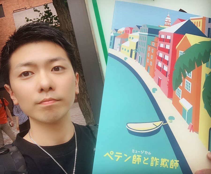 のインスタグラム：「今週も東京に。﻿ #山田孝之 さん #石丸幹二 さんW主演！﻿ #福田雄一 さん演出のミュージカル #ペテン師と詐欺師 をプライベートで観劇してきました！﻿ ﻿ 山田孝之が挑む、本気のミュージカル。﻿ 石丸幹二が挑む、本気のコメディ。﻿ その"ギャップ"の化学反応が絶妙！！😆✨﻿ ﻿ トニー賞で11ノミネートの傑作とあってストーリーの面白さはもちろんのこと、福田作品ならではのユニークなセリフまわしや演出も堪能できる作品！﻿ 多彩なミュージカルナンバーに加えて、オーケストラの見せ場がしっかり作られているのも素敵でした🙌﻿ ﻿ 山田さんのミュージカル作品は、#シティオブエンジェルズ に続いての観劇でしたが、独特の雰囲気と強烈な存在感で歌って踊る山田さんを、もっともっと観たいと思いました🌟﻿ ﻿ ﻿ #新橋演舞場 #東京 #プラベ観劇﻿ #宮澤エマ #保坂知寿 #大和田美帆 #岸祐二﻿ #メーテレ #ドデスカ #上坂嵩」
