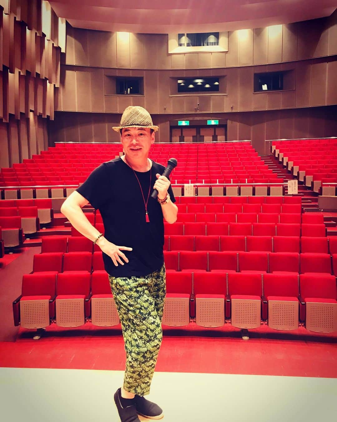 のインスタグラム：「会場入りして リハーサルとサイン書きよ〜😊✌️✌️ これから本番‼️ がんばりまーす😬💪💪 #神奈川県大井町  #生涯学習センター  #大ホール #リハーサルとサイン書き #美川憲二 #ものまね」