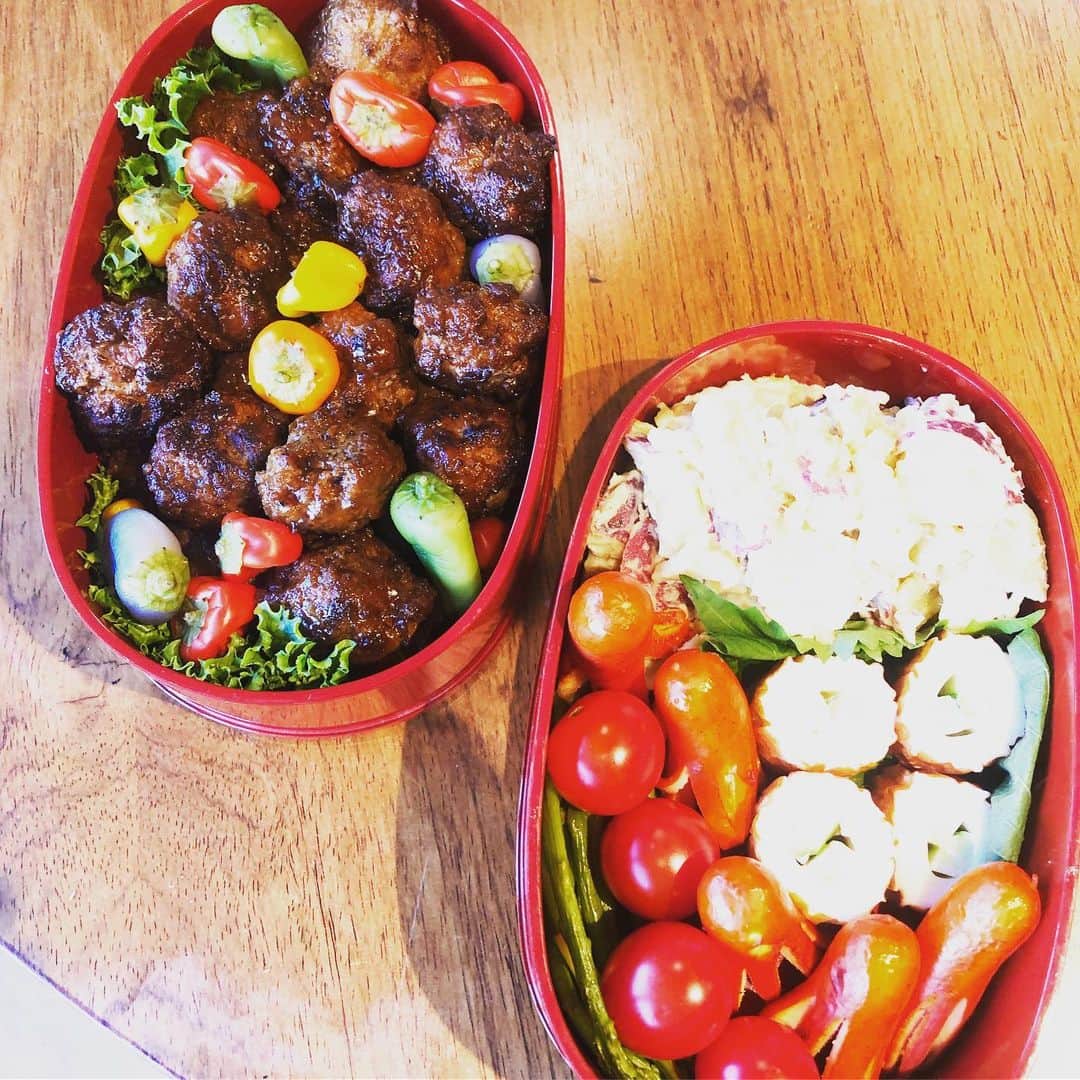 ひうらさとるのインスタグラム：「肉団子甘酢餡かけ、カラーミニピーマン、サツマイモとナッツのサラダ、チーズきゅうりちくわ、アスパラガスのバター炒め、ミニトマト。 運動会、晴れ！順延しなくて良かったー。 #しかし運動会お弁当てビールのアテにもぴったりですよね #そんな父兄はいない」