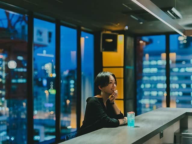 のインスタグラム：「8月にできたばかりのホテル「THE LIVELY HONMACHI OSAKA」。パブリックスペースが充実していて、最寄り駅から徒歩1分の好アクセスも🙆‍♀️ #高山都 さんの連載「ゆるごこちLIFE」の撮影in大阪でお世話になりました🙏 ・ 写真①宿泊しなくても利用できる最上階のバー。ここでしか飲めない変わったオリジナルカクテルが楽しめますよ🍸 ・ 写真②食事は海外のカフェみたいな空間で🍴朝、昼、カフェ、夜すべての時間帯に対応していて宿泊者以外も利用できます。 ・ 写真③宿泊者のみ無料で利用できるワークスペース。テーブルは電源付きなのでPC作業も👍 ・ 写真④⑤高山さんが宿泊したお部屋。ベッドはSerta社製で寝心地よし😴💕ソファ、デスクエリアもあるので快適に過ごせます。 ・ 今回の連載では大阪の街をぶらり散策。ストーリーズにアップしていますのでチェックしてみてください👀  #大阪 #osaka #japan #旅 #trip #travel #旅行 #traveler #トラベラー #大阪旅行 #国内旅行 #ホテル #THELIVELYHONMACHIOSAKA #ザライブリー大阪本町 #frau @miyare38」
