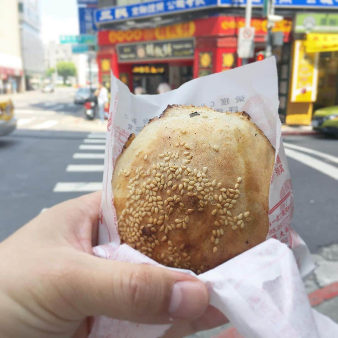 中倉隆道さんのインスタグラム写真 - (中倉隆道Instagram)「. 胡椒餅😋👍 . 台湾の一番の目的！！ . . 皮パリでスパイシー＆ジューシーな肉が最高♬ . やっぱコレだよコレ！！😊✨ . . #胡椒餅 #台湾 #台湾旅行 #中倉隆道 #フリーアナウンサー #アニメ研究家 #柿ピー研究家 #台湾大好き #tripfervertaiwan #taipei #taiwantrip #taiwanlove #台湾グルメ #台湾🇹🇼 #つながる台湾 @globalwifi_official @tripfever_taiwan」9月14日 13時28分 - ryudo.tokyo