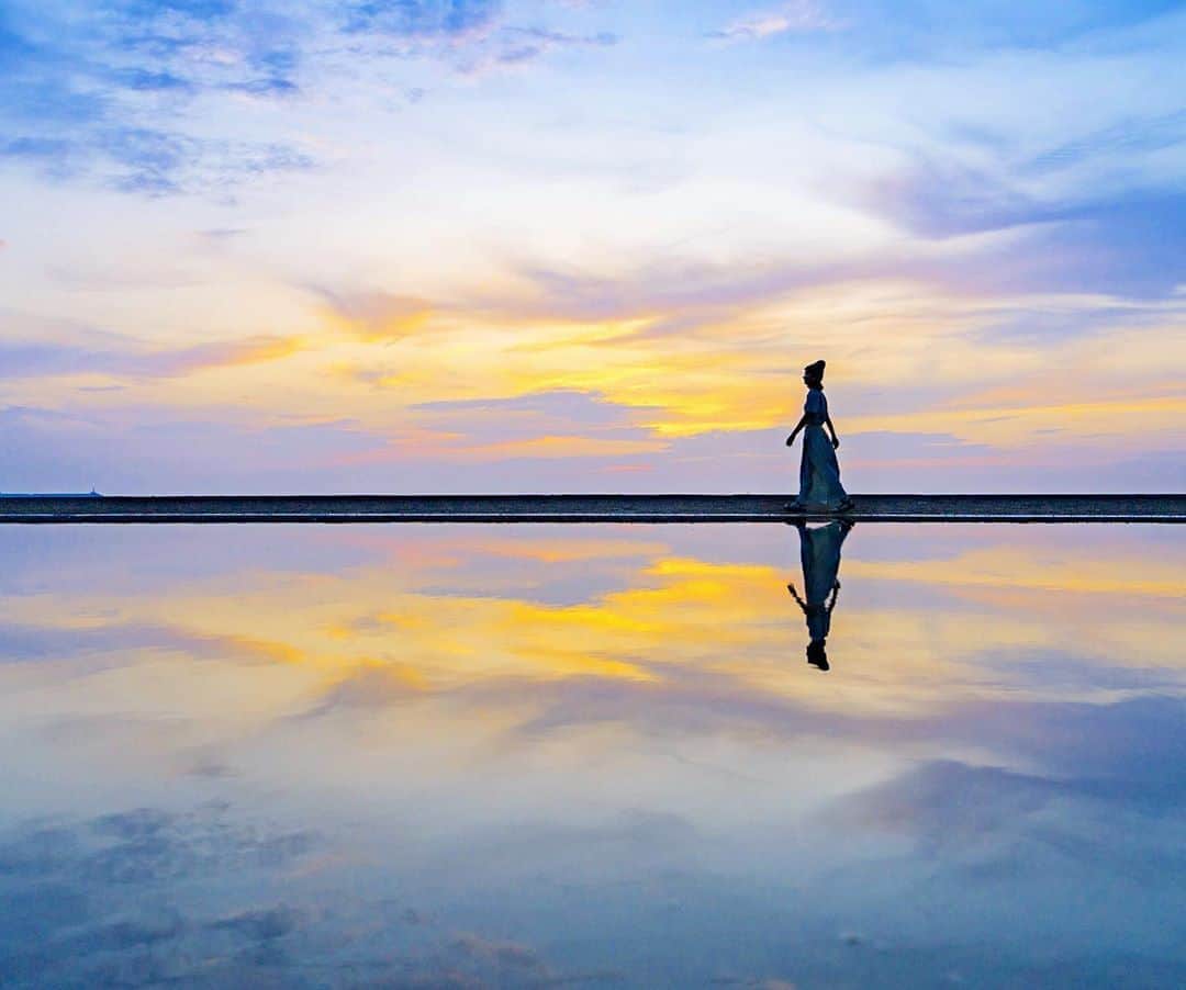詩歩さんのインスタグラム写真 - (詩歩Instagram)「🌅﻿ ﻿ この美しい鏡面世界、じつは大分県なんです！﻿ Romantic reflection at sunset moment.﻿ ﻿ 干潟の夕日が美しい #真玉海岸 。﻿ じつは同じタイミングでこんなリフレクション光景もみれるんです📸✨﻿ ﻿ 香川県の #父母ヶ浜 が全国的に有名だけど、﻿ 「遠浅の海岸＋干満の差が大きい＋干潮時に浜辺に潮溜まりが残る」﻿ などの条件が揃えば日本全国どこでも見られる可能性があります！﻿ 皆さんのお近くでも探してみてくださいね〜✌️﻿ ﻿ 大分県なら、朝日は #糸ヶ浜 、夕日ならこの真玉海岸が狙い目ですよ〜🌅﻿ ﻿ ﻿ ✈️お仕事で大分県を巡りました！写真はこのTagでアップしていきます﻿ #shiho_oita﻿ ﻿ ﻿ 📍真玉海岸／大分県﻿ 📍Matama Beach／Oita Japan﻿ ﻿ ﻿ ﻿ ©詩歩／Shiho﻿」9月14日 13時44分 - shiho_zekkei
