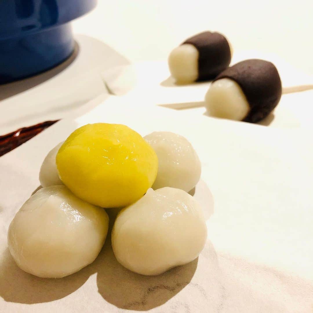 のインスタグラム：「昨夜は中秋の名月でしたね🌕 . . 生憎の曇りで、月がかくれんぼしててお月見は出来ませんでしたが、 その代わりに、我が家の真ん丸お月様を見ながらたいちゃんとお月見団子を食べました🎑ww . 菊、竜胆、すすきを一本ずつ生けました。 窓を開けると虫の声も聞こえて、すっかりもう秋ですね〜 . でも今日暑くない？ . . #中秋の名月 #生憎の雨でしたが  #月明かりは明るい  我が家の真ん丸お月様は #金太郎」