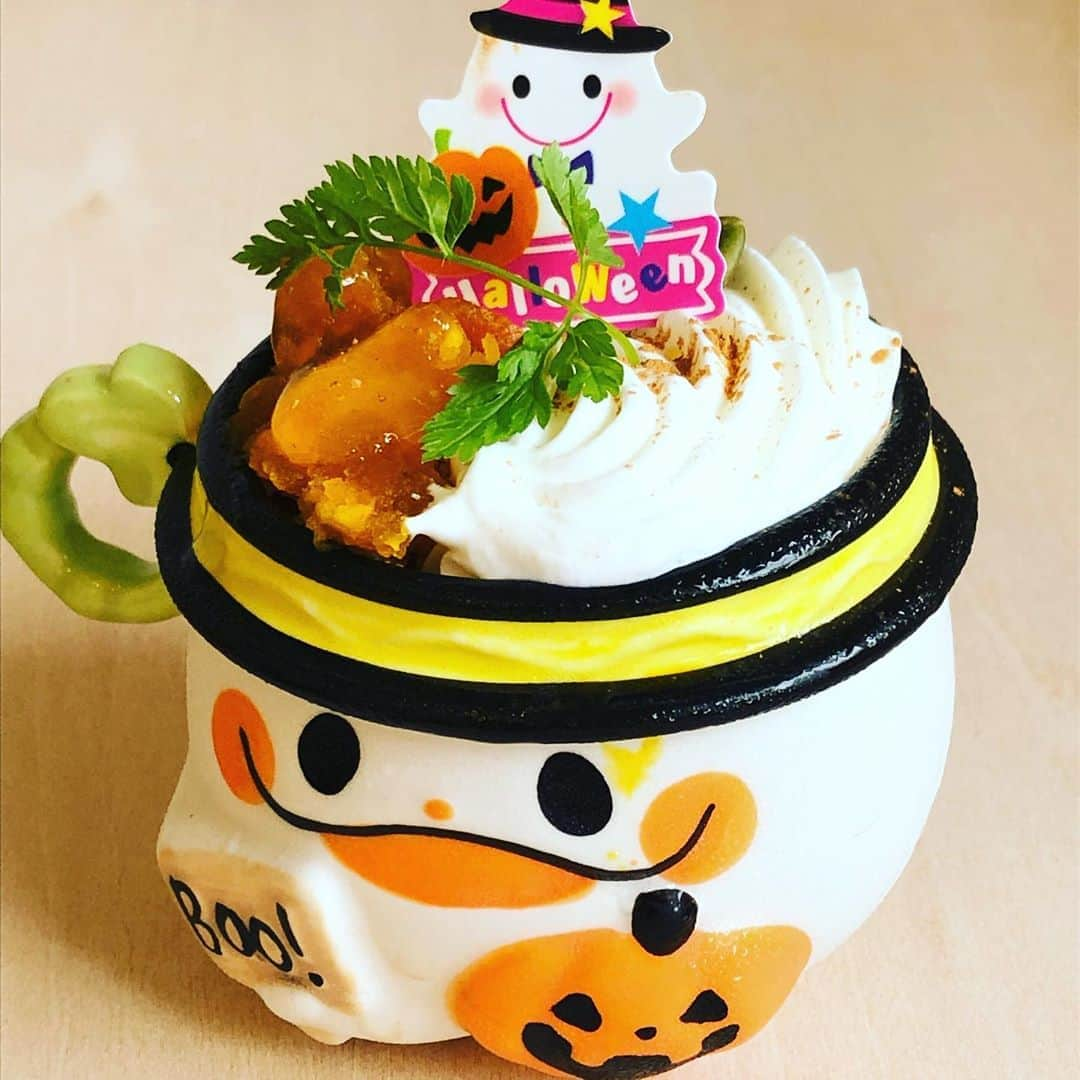 ケーキ&カフェ 海風堂のインスタグラム：「そろそろ秋の気配が🍁パンプキンプリン始めました❗️ハロウィンのお菓子も続々と登場予定なので、お楽しみに✨ #市川#ケーキ屋#海風堂#ハロウィンスイーツ#秋のお菓子」