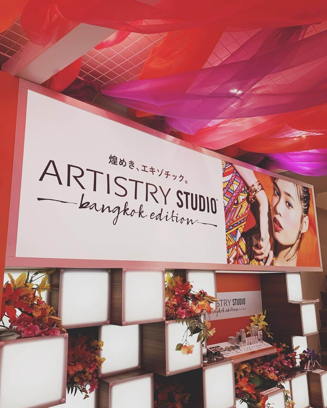 クロエさんのインスタグラム写真 - (クロエInstagram)「渋谷のPopup storeに🧡💄 でっかく看板になってました〜！嬉しい！ 渋谷のアムウェイプラザにもたくさんいるのですみんな足を運んでみてね🐾 #artistrystudio #bangkokedition #amway #アムウェイ」9月14日 13時54分 - ch__l__oe