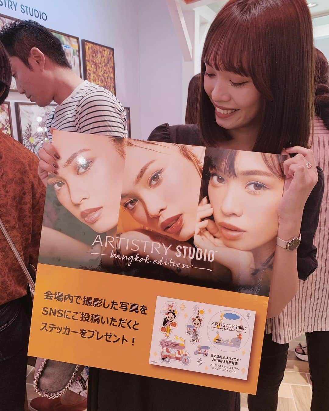 クロエさんのインスタグラム写真 - (クロエInstagram)「渋谷のPopup storeに🧡💄 でっかく看板になってました〜！嬉しい！ 渋谷のアムウェイプラザにもたくさんいるのですみんな足を運んでみてね🐾 #artistrystudio #bangkokedition #amway #アムウェイ」9月14日 13時54分 - ch__l__oe