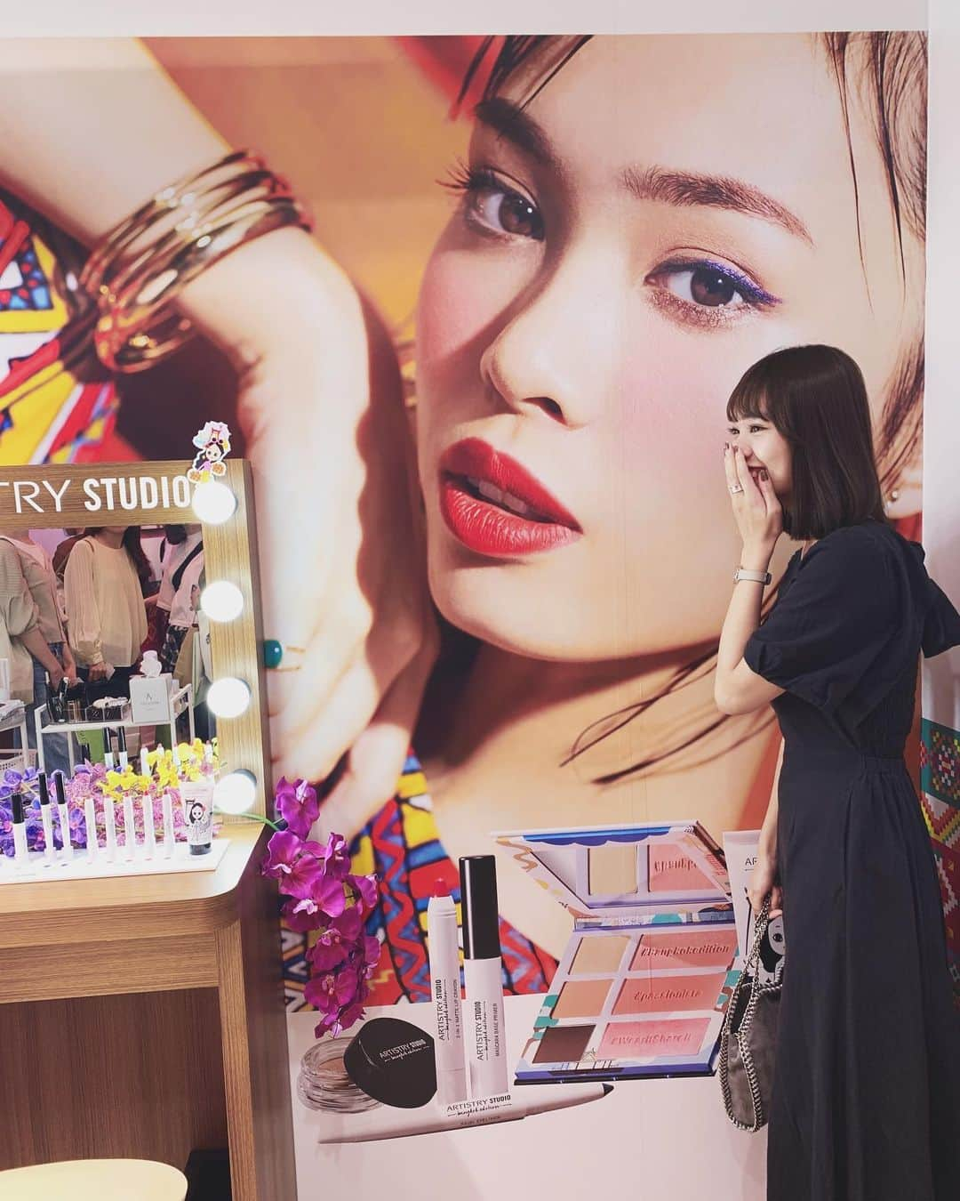 クロエさんのインスタグラム写真 - (クロエInstagram)「渋谷のPopup storeに🧡💄 でっかく看板になってました〜！嬉しい！ 渋谷のアムウェイプラザにもたくさんいるのですみんな足を運んでみてね🐾 #artistrystudio #bangkokedition #amway #アムウェイ」9月14日 13時54分 - ch__l__oe