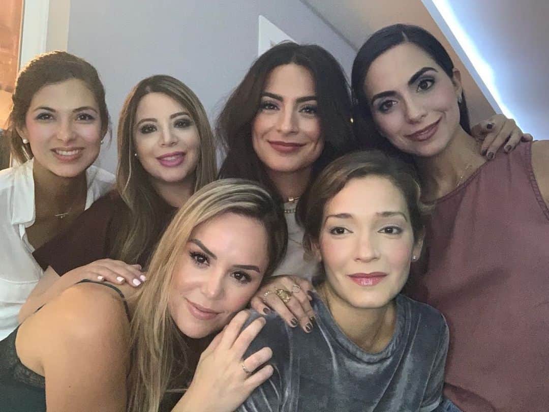 Ana Brenda Contrerasのインスタグラム：「Friends since ever and forever 🙊 las adoro! #Martesitas faltaron @anypaez @alexandrasdo」