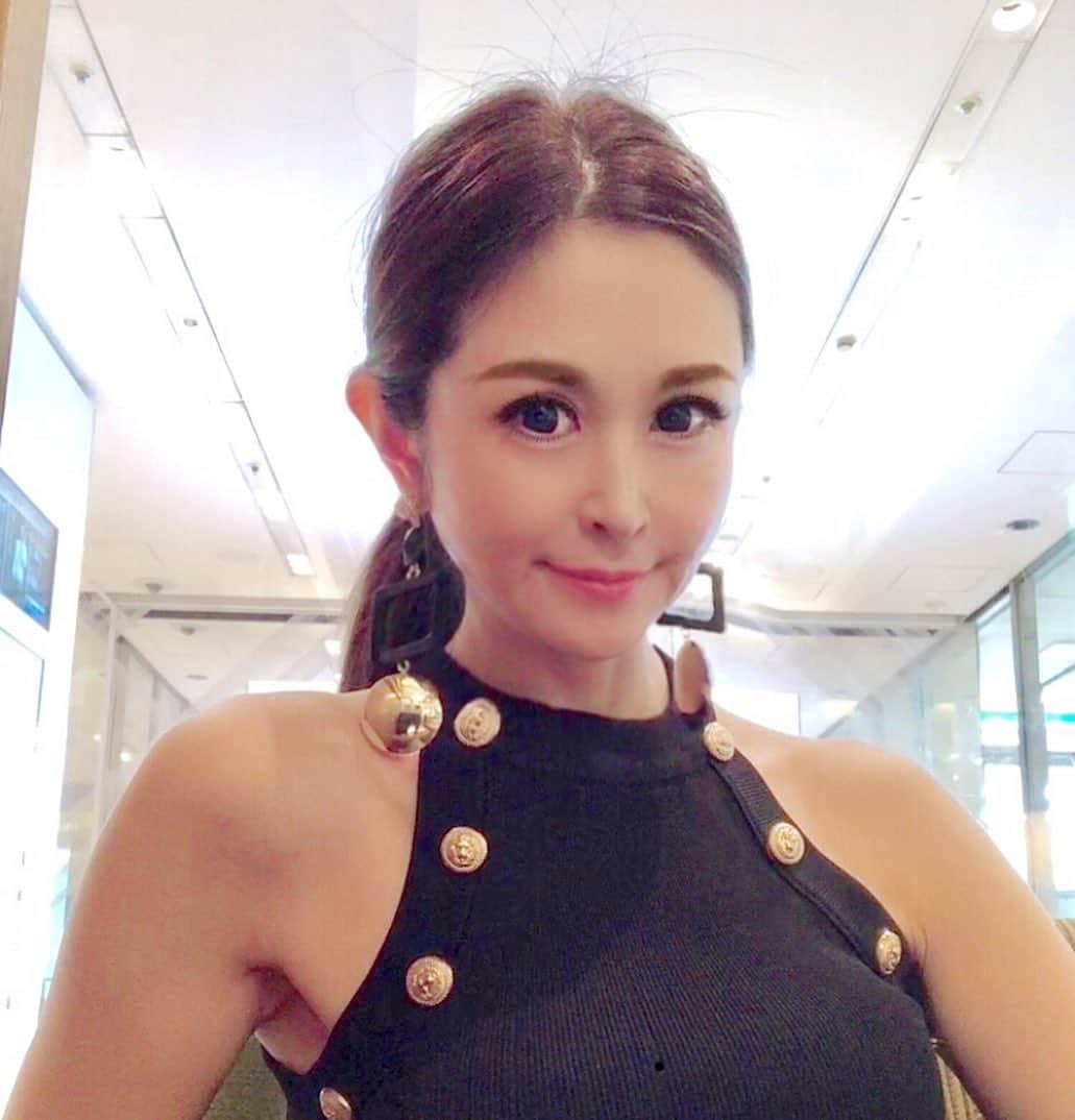 のインスタグラム：「東京中央美容外科でハイフの施術を受けてからお友達に痩せた？顔が小さくなった？と聞かれる事が多いです❣️初めて受けましたが、その場でタルミがスッキリして肌にハリやツヤが出てびっくりしました。レザーの様に当てるだけなんで、リスクやダウンタイムもないし本当にオススメです✨ 効果も個人差はありますが半年から一年と長いので効果な化粧品を買うよりお得かもです❣️ @tcbkyoto @tcb_teranishi  私のインスタを見たで予約してもらうと良い事があるみたいなので、詳しくはクリニックで聞いてみてね❣️ #美容整形ならTCB東京中央美容外科 #東京中央美容外科 #美容外科 #東京中央美容外科京都院  #京都 #ボトックス #シワ取り #アンチエイジング #pr #脱毛  #医療脱毛 #リフトアップならTCB東京中央美容外科  #ソノクイーン  #HIFU  #リフトアップ#ハイフ」