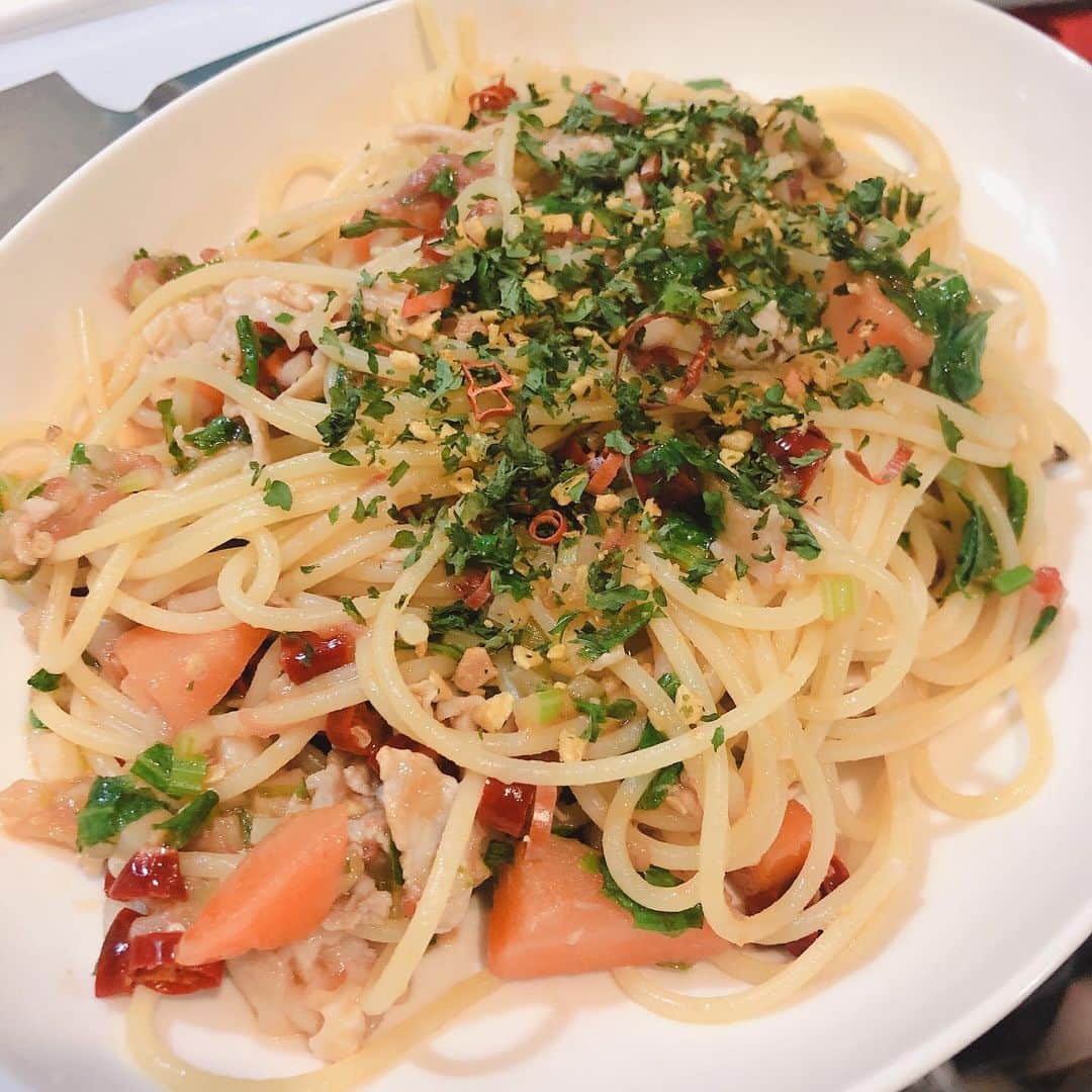のインスタグラム：「今日の #ランチ は、 #セロリ たっぷり♡ #はなびらたけ と人参のトマト風味パスタ！もちろん #激辛 🌶 セロリのしゃきしゃき感がタマ乱♡ 豚肉も入れて、肉とキノコの出汁がたっぷり！ #喫茶ポアロ のメニューにしてほすぃ♡  #名探偵コナン #安室透」