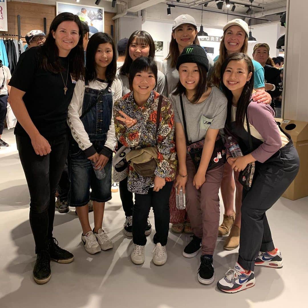 のインスタグラム：「9月6日のBURTON 大阪店(堀江)オープニングイベントに行ってきました。 国内では原宿、長野、大阪と3店舗目。 おめでとうございます🎊🥳 あんまり写真撮ってなかったなぁ〜。 店舗に私の写真を飾ってくれていて嬉しかった❤️ #burton #snowboard」
