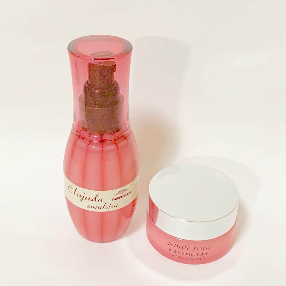 八木沙季のインスタグラム：「👩👩 . 沙季がいつも使ってるトリートメント💗 左: エルジューダ　エマルジョン 髪の毛乾かす前に毛先に揉み込むようにぬってます♡ 右:ジェミールフランメルティバターバーム 髪の毛巻いた後にわしゃわしゃ〜って付けてるよ♡ ありがたいことに髪の毛褒めてもらうことが多くて よく質問されるので載せてみました☺️💗 どっちもめちゃくちゃ良い香りでお気に入りです！ . #ヘアケア  #ヘアケア用品  #エルジューダ  #ジェミールフラン」