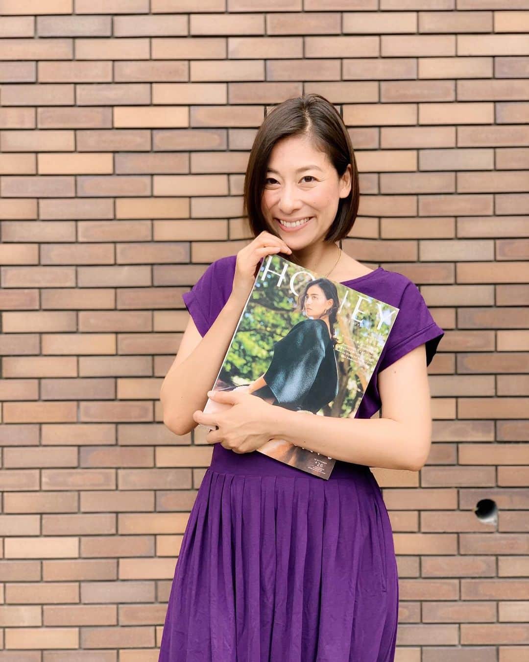 のインスタグラム：「感激したこと。長谷川潤さん @liveglenwood がHONEY最新号の記事にエシカルのこと、絵本のことを書いてくださったこと。「地球のこと、今こそ1人1人が真剣に向き合う問題」と締めくくっている彼女のメッセージは本当に力強く、大自然溢れるハワイに暮らしているからこそ感じている心の内が聴こえてくるようです。ここにまた1人、エシカルを応援してくれる素敵な仲間であり、応援者が現れてくれたことに勇気付けられました。みんなで笑顔で頑張るしかないのだ！潤さん、本当にありがとうございます💚Thank @liveglenwood for writing an article about my picture book and encourage us to be a part of a change to make a sustainable future. Love U💜 #junhasegawa #honey #ethical #sustainable #earth #長谷川潤 #ハニー #エシカル #サステナブル #地球 #じゅんびはいいかい #山川出版社 #末吉里花 #エシカル協会 #ピープルツリー #ピープルツリー最新コレクション着てます」