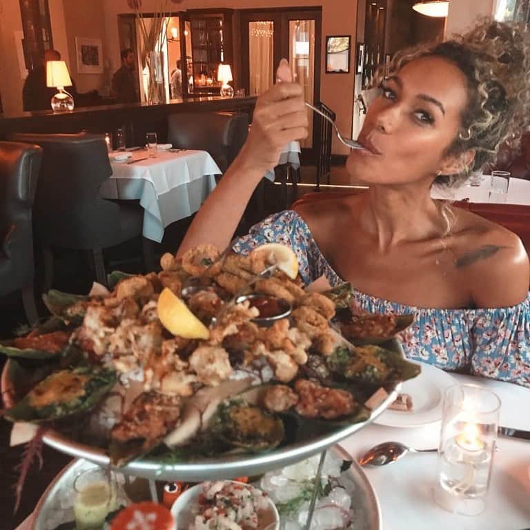 レオナ・ルイスのインスタグラム：「Smashed this seafood tower down 😋amazing bday din with my pops 💕 at my fave plant based restaurant @crossroadskitchen 🌱」