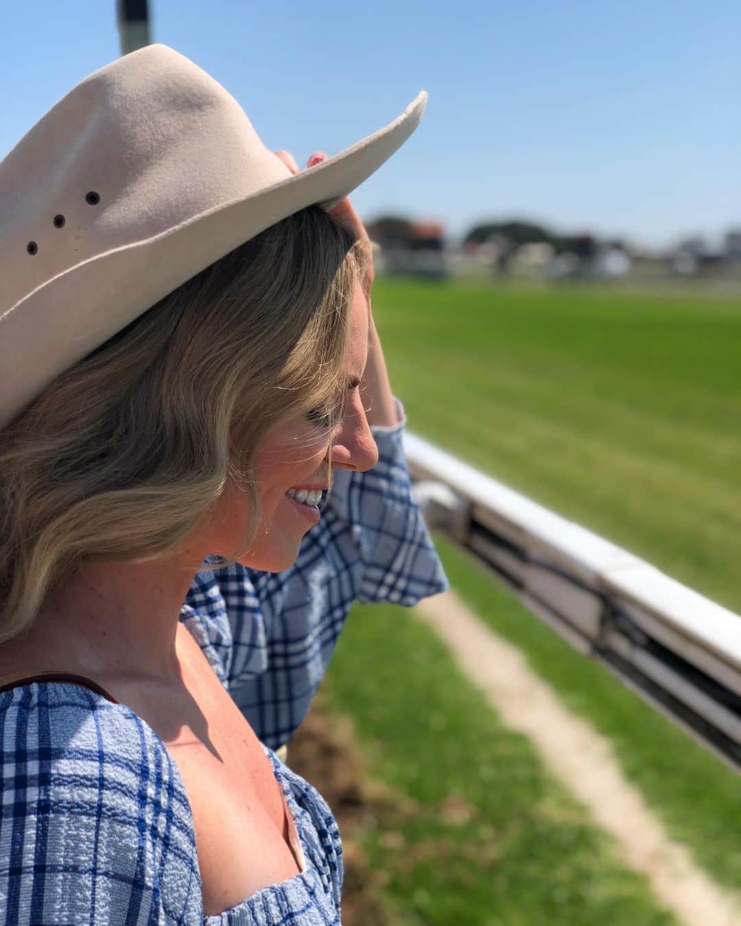 エミリー・シーボームのインスタグラム：「Line dancing all the way to get trackside to watch the horses run.  #brisbaneracingclub #horseracing #countrymusicraceday」