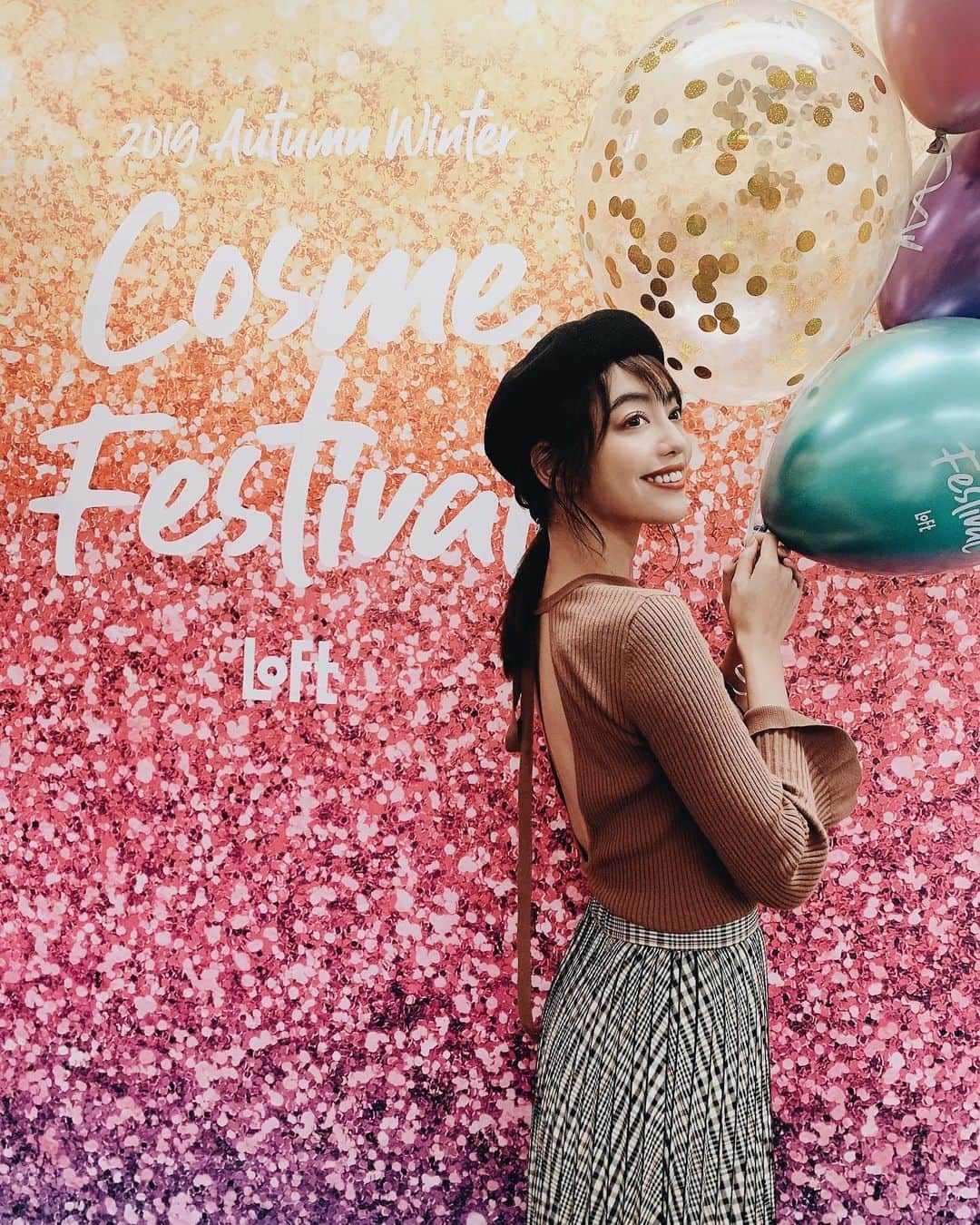 のインスタグラム：「本日、大阪で行われたロフトのCOSFESに今回も遊びに行ってきました♬ いろんなブースを回って沢山サンプルや商品貰ってきたよ🥰 新作コスメに囲まれるの幸せすぎ… 秋っぽい色味のコスメもゲットしたからメイクするの楽しみ💗  #ロフトのコスフェス #ロフト展示会 #PR #cosmetic #loft #ロフト #コスメ #makeup」