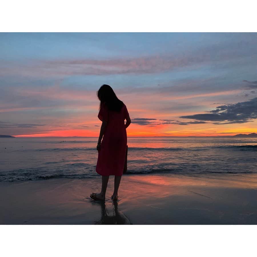 有村実樹さんのインスタグラム写真 - (有村実樹Instagram)「🌅﻿ 今回は時間に追われないのんびりした旅ができました。﻿ ﻿ ﻿ 1番の思い出は、早起きして見た朝陽。﻿ ﻿ ﻿ パワーチャージして、 月曜日からまた頑張れそうです✨﻿ ﻿ ﻿ ﻿ #海 #朝陽 #早起き #太陽 #旅 #ダナン」9月14日 14時59分 - arimura_miki