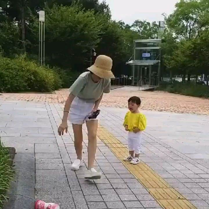 コ・ウンミのインスタグラム：「참을인 세번ㅠ ㆍ ㆍ ㆍ 10초간 묵언수행 제1반항기 요즘 집어던지기 쏟기 떼부리기 삐지기 들어눕기 뱉어내기가 특기인 막둥이.. 그래도 20개월아기는 마냥 귀염둥이...ㅎㅎ」