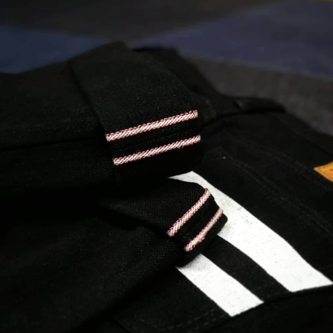 momotarojeansのインスタグラム：「Black jeans and Pink Selvedge.  #kojima #kurashiki #okayama #jeans #denim #denimday #denimporn #denimhead #selvedge #selvage #selvedgedenim #selvedgeforum #denimevolution #selvedgemurah #unionspecial #goingtobattle #madeinjapan #japanesedenim #fading #naturalfading #madebyhand #madeinjapan #jeanslife #vintagejeans #fade #selvedge #mensweardaily」