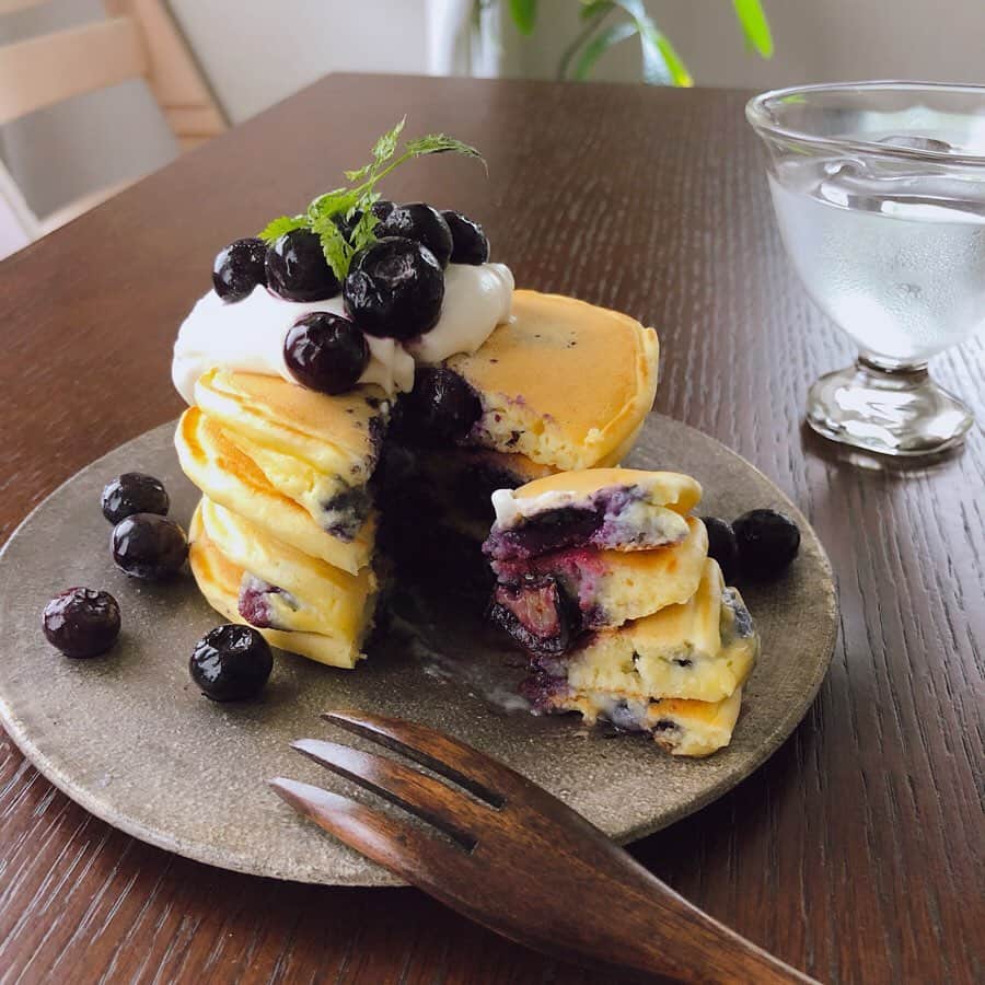 原田沙奈子さんのインスタグラム写真 - (原田沙奈子Instagram)「土曜日の午後はブルーベリーパンケーキでひと休みー🥞 いつものパンケーキにブルーベリーいれて、マスカルポーネの上にもブルーベリー乗せた、だけ。 いつものパンケーキが一気にオシャレになるブルーベリーのポテンシャルの高さってば👏 最近は生ハムサラダに入れたりして甘じょっぱも楽しむ北米西海岸スタイルも取り入れてる。 爽やかで程よい甘みだから食事としてお料理もできるし、そのまま何粒でも食べられちゃう。 カナダのブルーベリーはほんのり甘くて身がしっかりしてフレッシュ。←ビタミン豊富で手軽だし美容にも良くてありがたい🙏 今回小さい粒はパンケーキに混ぜて、大きい粒は飾り用。 火を入れたらもっと甘くなって、自然の甘さが身に沁みるー #シルバーバレーファーム#フローズンブルーベリー#抗酸化#西海岸#スーパーフード#pr#サナコ_お料理  @silvervalleyfarms https://silvervalleyfarms.ca/recipes/」9月14日 15時05分 - sanakoharada