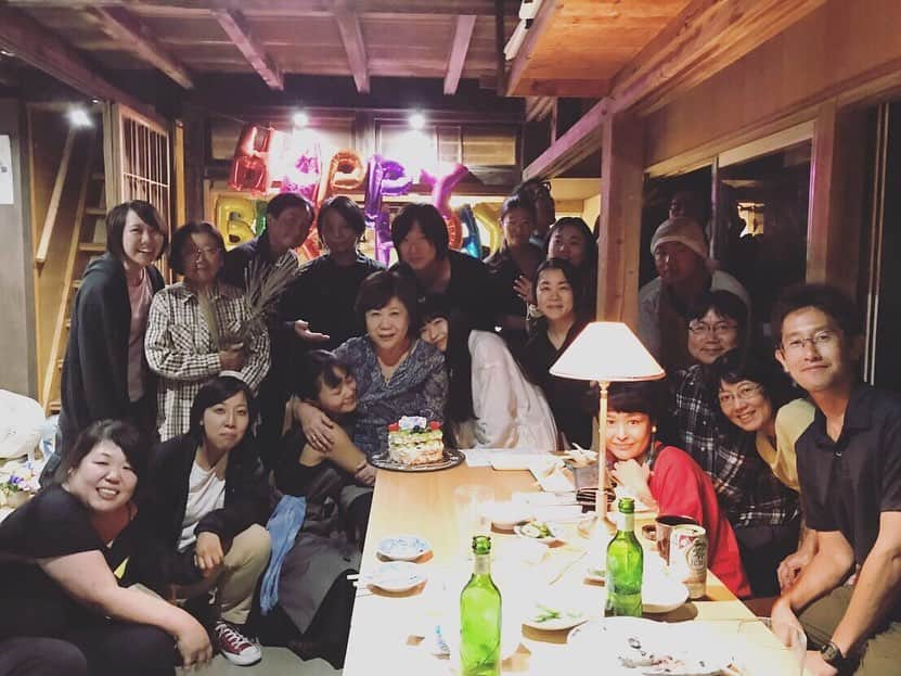 青葉市子さんのインスタグラム写真 - (青葉市子Instagram)「9.13 詩人の家 BAR. しーちゃんの誕生会🧁 . ・ブルーチーズとクラッカー ・手羽先のマスタード焼き ・カプレーゼ ・ハマチのカルパッチョ ・アンチョビキャベツのパスタ ・ブロッコリーのアヒージョ ・レンコンとひじきの豆腐ハンバーグ ・しーちゃんのポテトサラダ ・斎藤さんのお団子 ・ふーちゃんの麻婆豆腐 ・ISHIKAMAさんのピザ🍕 ・松島のお客様から唐揚げと金華鯖寿司 ・桃浦のお客様からチーズケーキ ・キミちゃん作フルーツケーキ  などなどでした。 . 斎藤さんがお歌をうたって  わたしもおめでとうの歌をうたわせて頂きました。 しーちゃんおめでとう、 いつもありがとう☺️ 小林さんも駆けつけてくださり、最後はサザエさんのテーマでみんなで踊り  わいわいの日。 . 今宵は17:00〜OPENです！ ビールはハートランド ノンアルコールビールもあり、 ビオワインはFattoria AL FIORE🍾 桃浦の洞仙寺 住職さんから差入れの古酒大吟醸 萬年雪🍶 など あります○ . おまちしています！ . @shijinnoie  @rebornartfestival」9月14日 15時10分 - ichikoaoba