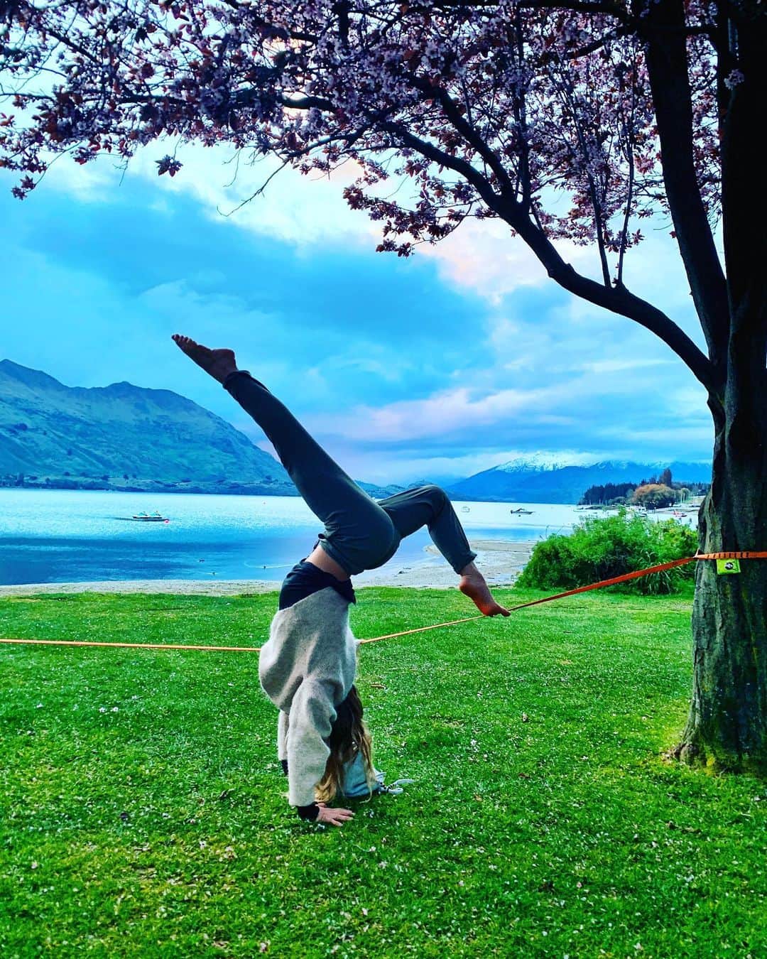 ジェイミー・アンダーソンのインスタグラム：「Something new for my birthday 😊 Slide over to see how I got into this pose... 🙏💙🙌」