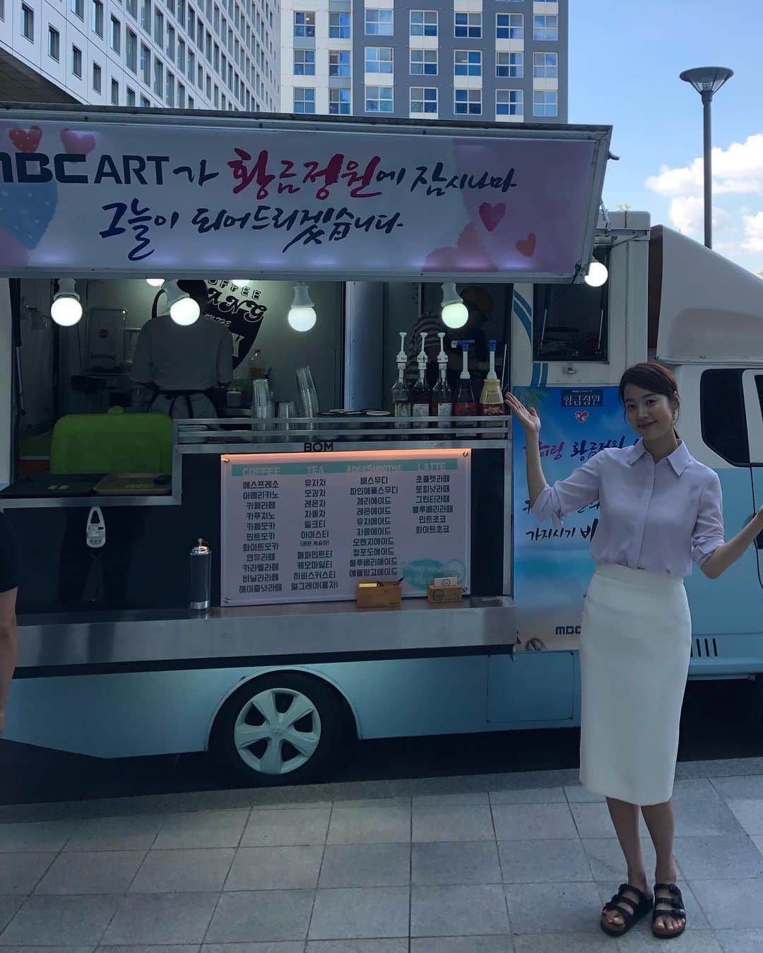 ハン・ジヘさんのインスタグラム写真 - (ハン・ジヘInstagram)「저녁 9시 드라마 황금정원 시작합니다! 두근두근💖 이제부터 더 흥미진진해질 스토리 정말 많이 기대해 주세요! 갑자기 쏟아지는 비도 멈출 수 없는 촬영현장❣️💪💙 본방사수 함께 가요!! #mbc주말특별기획황금정원 #매주토요일9-11시연속방송합니다.」9月14日 20時45分 - jh_han