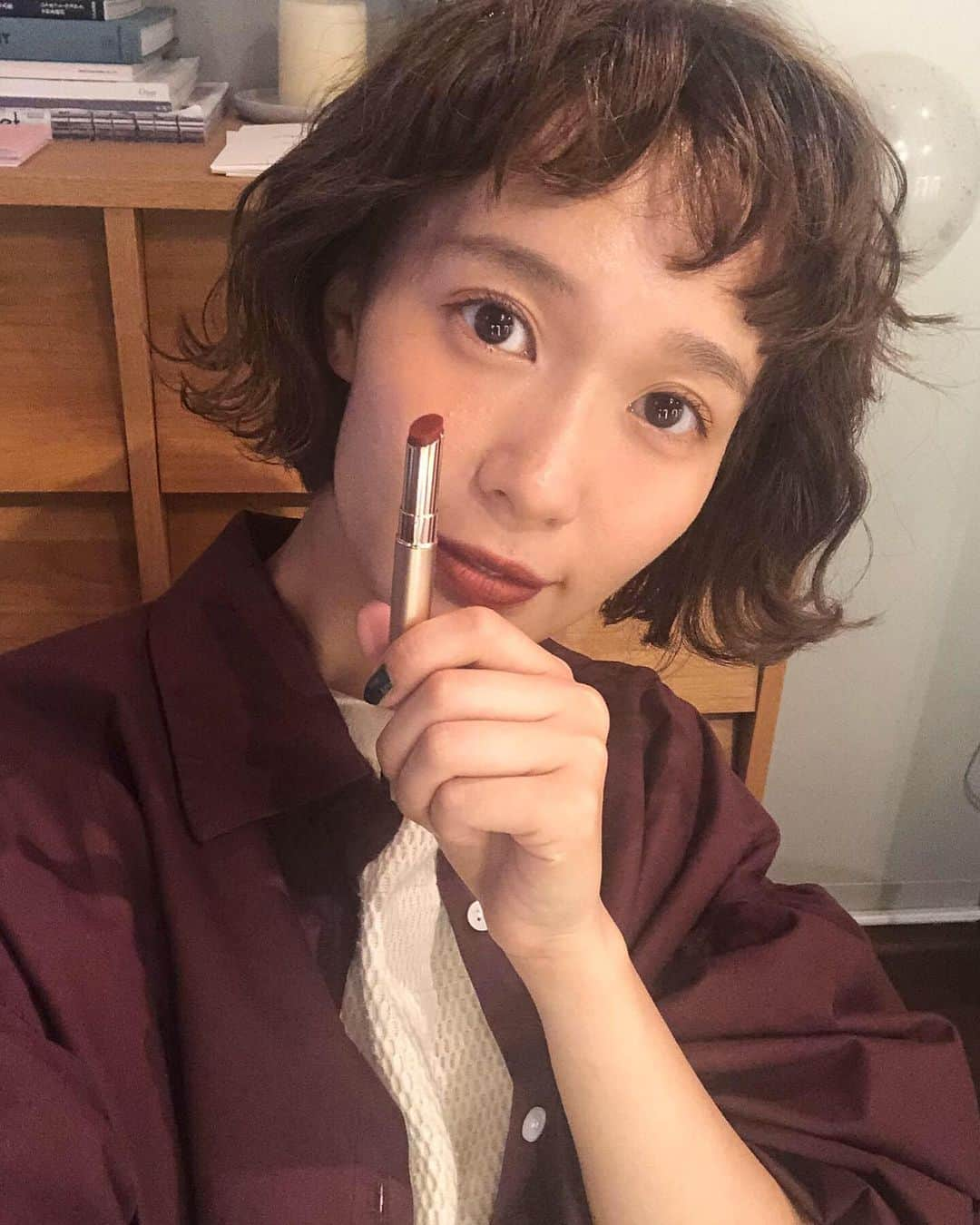 柴田紗希さんのインスタグラム写真 - (柴田紗希Instagram)「@opera_cosmetics から秋色4色登場💄 101 RED AMBERが一番気になってたんだけど(一枚目) 塗ってみたらどの色も好きであった！ ちなみに一枚目のカラーはテラコッタだよ。 今回はパープルのカラーも出ていて これがまたナチュラルに今っぽさ出してくれるんだ🤭✨ 本当にoperaさんはツヤ感しっかりだからすぐお直しできるのもありがたい🙏🏻 秋色も楽しませていただきます、、、♡ (たびたびの投稿ごめんよ) #opera_secretparty #透ける秋色のくちびる #最後の一枚奥に可愛いお人形くみちゃんいます #opera #オペラリップティント #operacosmetics #しばメイク」9月14日 20時48分 - shibasaaki