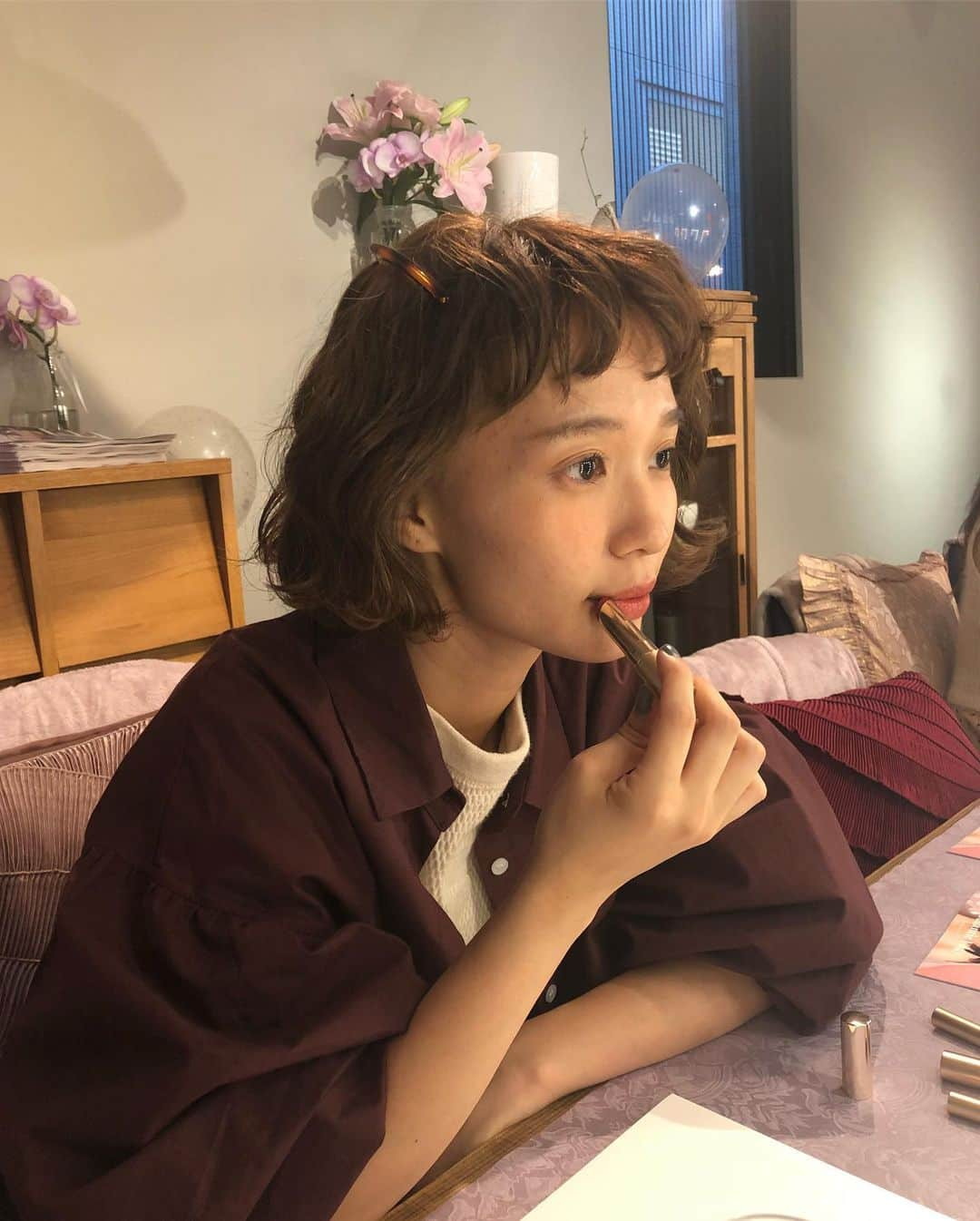 柴田紗希さんのインスタグラム写真 - (柴田紗希Instagram)「@opera_cosmetics から秋色4色登場💄 101 RED AMBERが一番気になってたんだけど(一枚目) 塗ってみたらどの色も好きであった！ ちなみに一枚目のカラーはテラコッタだよ。 今回はパープルのカラーも出ていて これがまたナチュラルに今っぽさ出してくれるんだ🤭✨ 本当にoperaさんはツヤ感しっかりだからすぐお直しできるのもありがたい🙏🏻 秋色も楽しませていただきます、、、♡ (たびたびの投稿ごめんよ) #opera_secretparty #透ける秋色のくちびる #最後の一枚奥に可愛いお人形くみちゃんいます #opera #オペラリップティント #operacosmetics #しばメイク」9月14日 20時48分 - shibasaaki