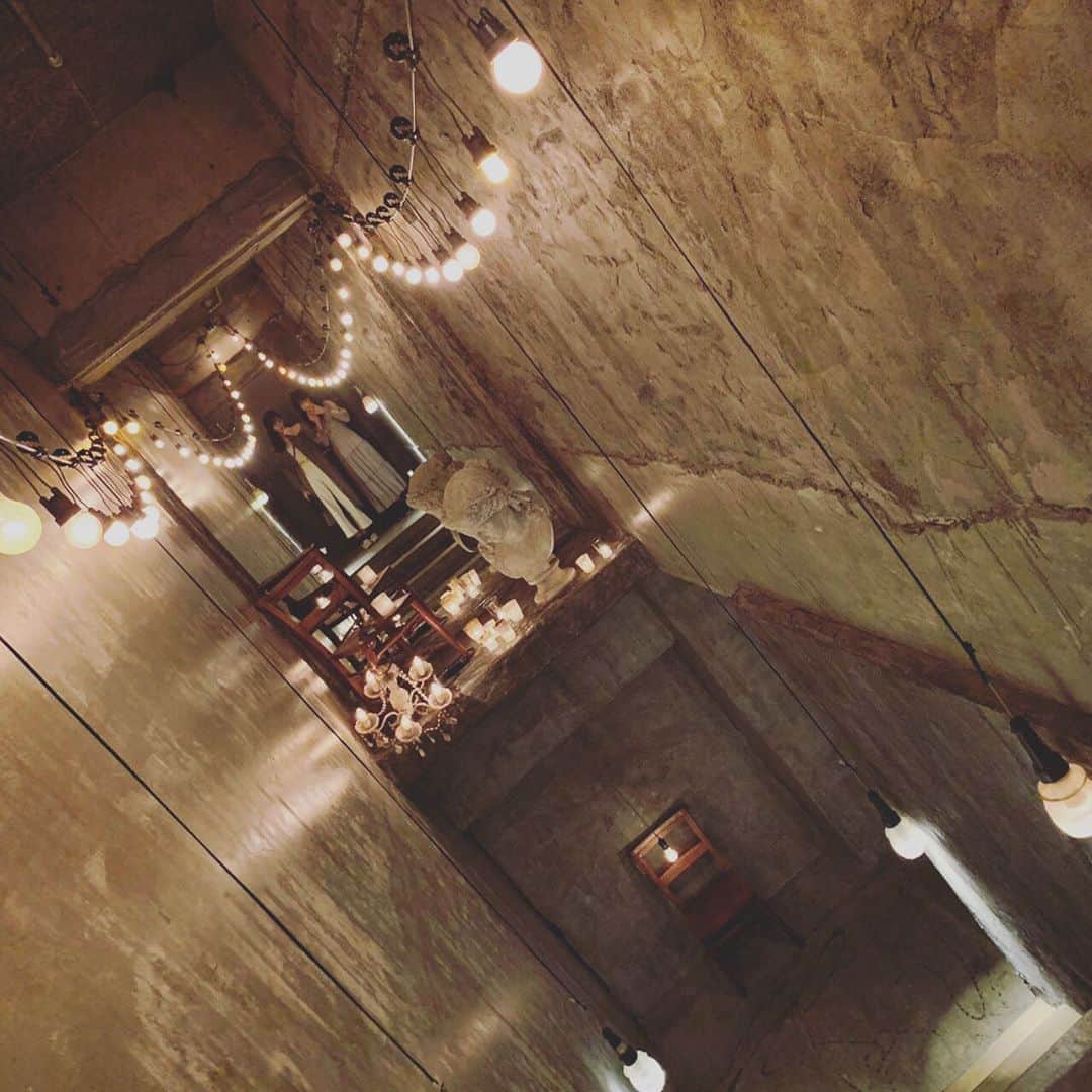 内木志のインスタグラム：「やんやん(@ayaka48_yanyan )と お洒落なお店に行ってきました♡ ランプがたくさん吊るされてて、落ち着く空間でした🍂 誘ってくれる後輩ちゃんが居て嬉しいな😊 #andpeople  #銀座 #銀座カフェ #ポートレート #私のカメラに機能無い泣」