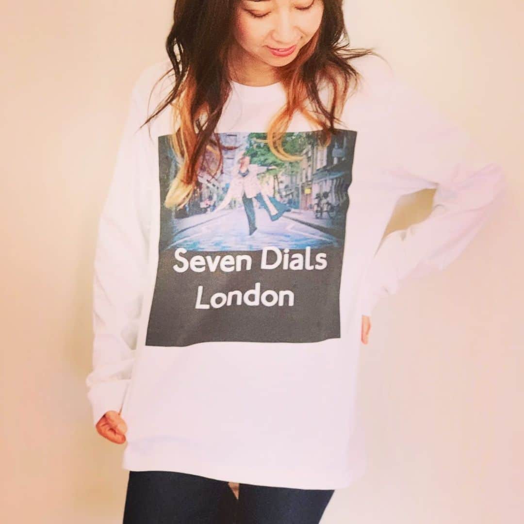 のインスタグラム：「22日のワンマンで販売する新しいTシャツができました！いつもグッズでTシャツを作ると全く売れないので、今回は長袖デザインにしてみました🙆🏻‍♀️売れるかな、、🥺 #live #artist #merch #tshirt #design #london #sevendials #conventgarden」