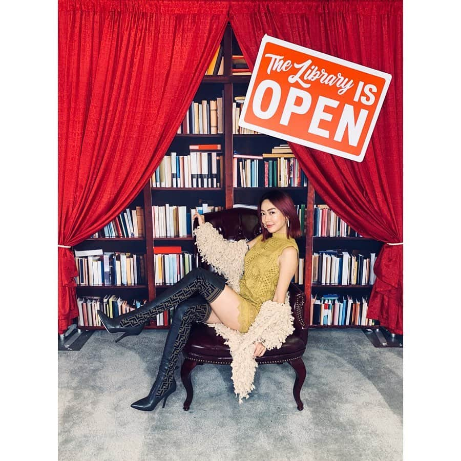 松岡李那さんのインスタグラム写真 - (松岡李那Instagram)「連休スタート❤️みんな何するのかな🥰  The Library is open🤓🤬📕 #shade #thelibraryisopen #rupauldragrace #rupaulsdragcon #fendi」9月14日 15時23分 - linahxoxo