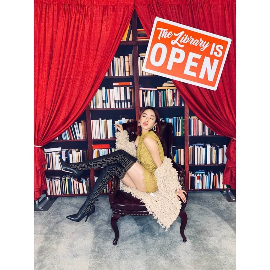 のインスタグラム：「連休スタート❤️みんな何するのかな🥰  The Library is open🤓🤬📕 #shade #thelibraryisopen #rupauldragrace #rupaulsdragcon #fendi」