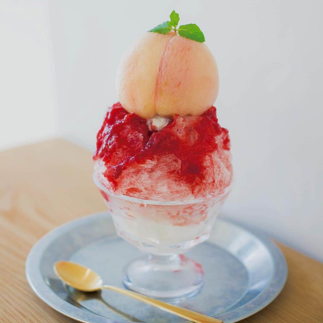 Hanako公式さんのインスタグラム写真 - (Hanako公式Instagram)「果物を食べるためのかき氷という形🍑﻿ ﻿ ふわふわの氷だけでなく、トッピングの果物の存在感がすごい「堀内果実園」の〈丸ごと桃すもも〉。「フルーツそのもののおいしさや食べる喜びを知ってほしいから」と、桃を丸ごとのっけたり、非加熱のソースを作ったり。グラスの底や桃の中にオリジナルのエスプーマクリームを忍ばせ、食べるうちにミルク感がアップ🥛﻿ ﻿ ＼Hanakogram投稿募集は明日まで！／﻿ 今月のお題は 「#ひんやりスイーツ2019」🍨🍒﻿ ﻿ 📌参加方法﻿ STEP1：「2019年夏お気に入りのひんやりスイーツ」に合う写真に#Hanakogram と #ひんやりスイーツ2019 を付けて投稿。﻿ STEP2：Hanako編集部が毎月投稿を審査します。﻿ STEP3：Hanako賞に選ばれた投稿を、Hanako公式Instagramで紹介いたします。﻿ ﻿ 期間は8/23〜9/15。Hanako賞に選ばれた方には、「ぶどうの木×Hanako限定ショコラサンド」をプレゼント🥰﻿ ﻿ みなさまの投稿、お待ちしております！﻿ ﻿ 【Hanako_京都のほんと。発売!!】﻿ ﻿ Hanako #Hanako_magazine #和カフェ #京都カフェ #京都グルメ #京都スイーツ #京都ランチ #京都居酒屋 #京都旅行 #京都観光 #京都かき氷 #奈良カフェ #和菓子好き #京都喫茶店 #かき氷 #カフェ巡り#kyotocafe #cafe #kyoto #堀内果実園 #丸ごと桃すもも #photoby_NorikoYoshimura #Hanako京都」9月14日 15時24分 - hanako_magazine
