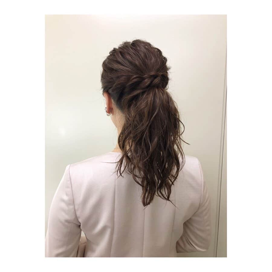 實石あづささんのインスタグラム写真 - (實石あづさInstagram)「. 今週もお疲れ様でした！ . #hairarrange #ヘアアレンジ #hairstyle #ヘアスタイル  #サイドアップ  #hairmake #ヘアメイク #hairmakeupdiary #ヘアメイクのきろく  #衣装 #ジャケット  #ネックレスが曲がってる  #フリーアナウンサー #tv #news #よい週末を #haveaniceweekend #實石あづさ」9月14日 15時30分 - azusa_jitsuishi