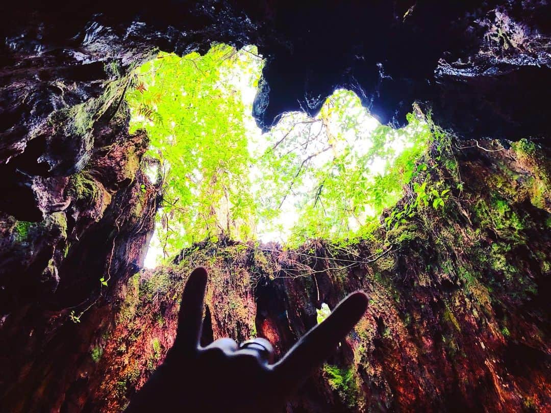 引地敬澄のインスタグラム：「⛰ひきすな屋久島の旅-其の④-🌲 . 縄文杉を目指す道中にある『 #ハート型の切株 』こと #ウィルソン株 🤘😼🍀！！ . これ一見普通に見上げるとハート型にならなくて『あるスポット』から撮影しないとハート型にならないという点が一筋縄ではいかなくて絶賛粋だったので個人的に凄く好きだった場所です☺️🎶！ . いやー早くもまた旅が恋しくなってきた今日この頃の、、、オレだぁ🐕🏔🍀！！w . . . ps.その他の想い出ショットもあるので絶賛スワイプしてね🐕🔥！！ . . . #屋久島 #縄文杉 #白谷雲水峡 #苔むすの森 #もののけ姫 #ジブリ #トレッキング #登山 #世界自然遺産 #大自然 #鹿児島  #引地敬澄 #砂川勇斗 #ひきすな #中学からの同級生 #男旅 #3150  #KinCrossWorld #SMILOOP #HAPEACE #引地髪服  #fashion #instagood #followme #amazing #photooftheday」