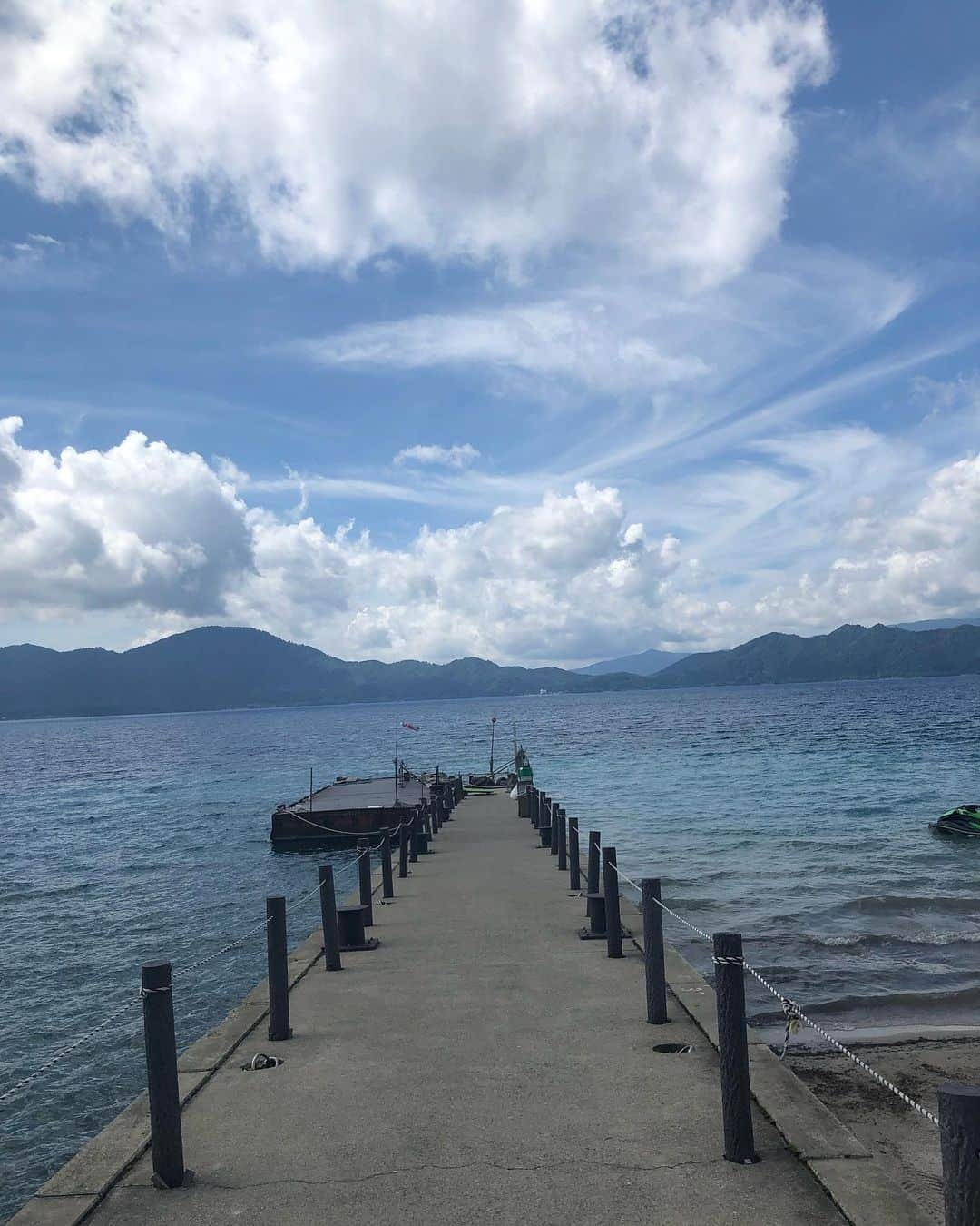 菊原梨華さんのインスタグラム写真 - (菊原梨華Instagram)「・ ・ 秋田県の田沢湖♥ 大曲の花火大会のついでによりました〜🏖 ・ 綺麗だなぁ本当に綺麗すぎた！ ずーーーっと外にいて ぼーーーっと見てられた☻✦ ・ #田沢湖#秋田県#大曲花火#花火大会#good#enjoy#綺麗#透き通ってる#水#魚#秋田#followme#follow#dayoff#景色#風景#happy#love#pic#picture#写真#動画#movie」9月14日 15時34分 - happyluckyhappy