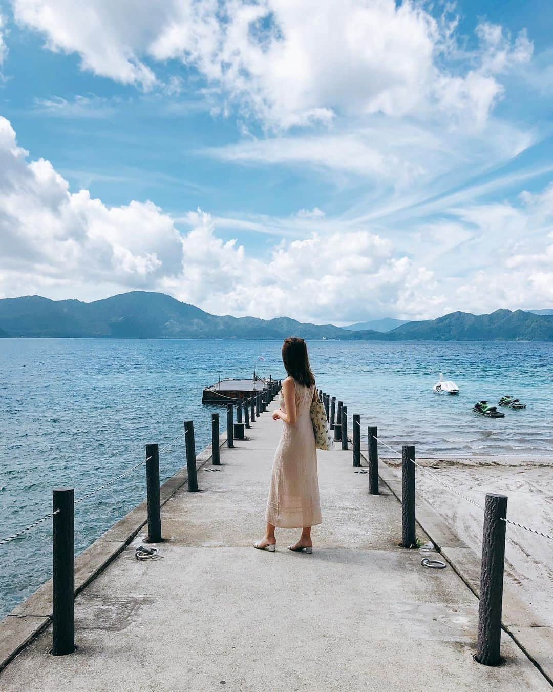 菊原梨華さんのインスタグラム写真 - (菊原梨華Instagram)「・ ・ 秋田県の田沢湖♥ 大曲の花火大会のついでによりました〜🏖 ・ 綺麗だなぁ本当に綺麗すぎた！ ずーーーっと外にいて ぼーーーっと見てられた☻✦ ・ #田沢湖#秋田県#大曲花火#花火大会#good#enjoy#綺麗#透き通ってる#水#魚#秋田#followme#follow#dayoff#景色#風景#happy#love#pic#picture#写真#動画#movie」9月14日 15時34分 - happyluckyhappy