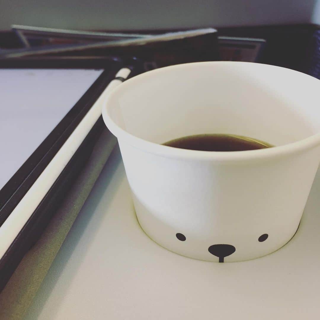 azumiのインスタグラム：「札幌着きましたー！ 18時からタワーレコード札幌ピヴォ店にてインストアライブ！購入者サイン会もあります！来てねー👏 #wyolica #ワイヨリカ #airdoの紙コップ可愛い」