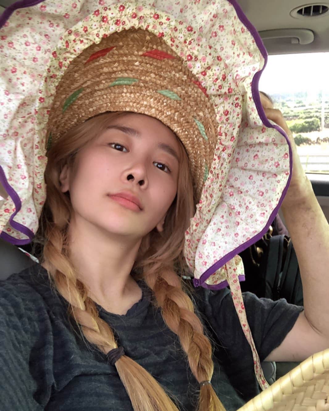 ジェアのインスタグラム：「제주,제아 🌴 단호박 농사패션 ~! 너무 잘한다고 칭찬받음 !! 🌿🌿(술마셔서 빨간거 아니고 얼굴 익은거임 🤣)@three_tree_farmer_jeju」