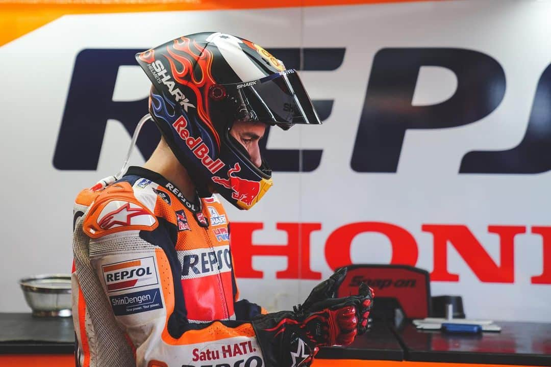 レプソル・ホンダさんのインスタグラム写真 - (レプソル・ホンダInstagram)「Focused. Ready. ⠀⠀⠀⠀⠀⠀⠀⠀⠀ #SanMarinoGP #MisanoGP #25RepsolHonda #Repsol #MotoGP #Honda #Racing #RepsolHonda #HRC #RC213V #JL99 #JorgeLorenzo #JL99😈 #MM93 #MarcMarquez #MM93🐜 #ThePowerOfDreams #Motorcycle #Italy #Practice #Rimini」9月14日 15時54分 - hrc_motogp