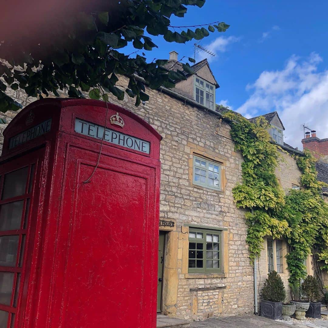 のインスタグラム：「cotswols…特別自然景観地域に(Area of Outstunding Natural Beaty)に指定される丘陵地域へ…  快晴…… 空気が美味しい… 夏の終わりと秋の始まりを同時に感じられた瞬間…  #コッツウォルズ #空の色が美しすぎて… #宿泊 #wildrabit #コッツウォルズストーンでできた村((カースル.クーム) #羊の丘とも呼ばれる」