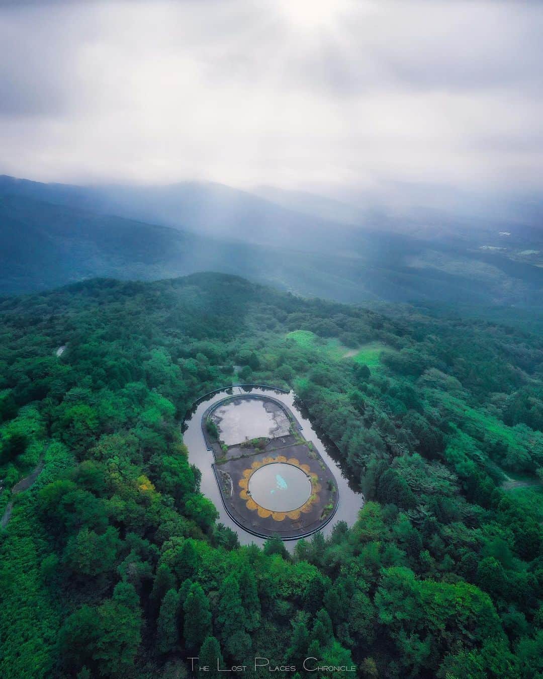 啝 （わ）のインスタグラム：「Abandoned Skating rink in the Forest 𓆲 𓆲 𓆲 #droneoftheday #djimavicpro #djiglobal #drone #dronephotography #dronestagram #dji #topdronephotos #fromwhereidrone #wedroneasia #droneosoar #skyhilife  #japan_urbex #JJ_URBEX #jp_gallery #kf_urbandonedmasks #KINGS_ABANDONED #m3xtures #Meistershots #moodygrams #nature_takes_over #natures_reclaim #ominous_perfection #pr0ject_uno #rsa_preciousjunk #savethedecay #sfx_decay」