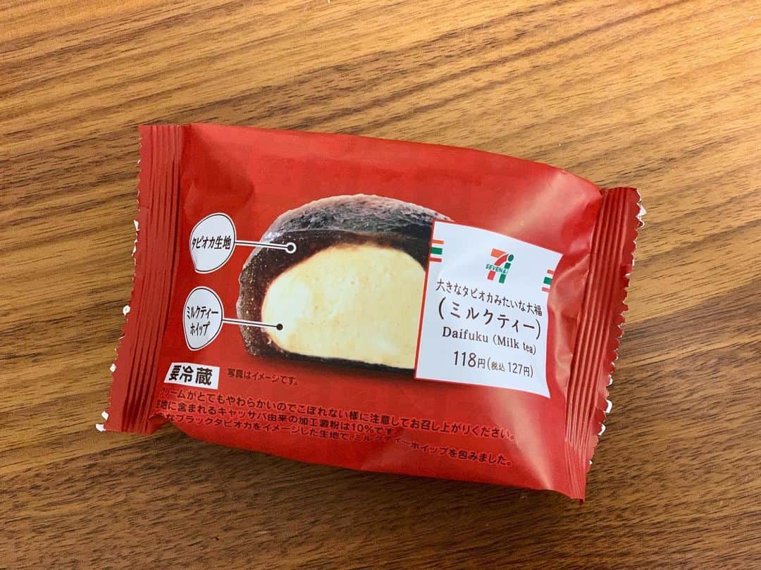 のインスタグラム：「🏪♡ ・ ・ ・ これ気になって買ってみたけど、美味しかった‼️ #大きなタピオカみたいな大福 #セブンイレブンスイーツ  え！ホントにタピオカの大きいヤツじゃん！って思ったけど、わらび餅らしい〜。カロリー低めだし、値段安めだし(^ ^) #三度の飯より甘い物が好き #タピオカ」