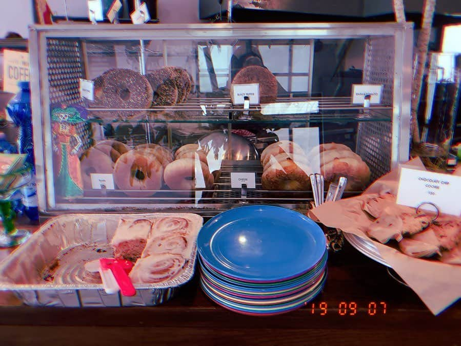 マイコ さんのインスタグラム写真 - (マイコ Instagram)「* @cactuseatrip_kntr 🥯 天然酵母のベーグルサンドのお店。 パンと挟む具も選べるの。 海外みたいな雰囲気のお店。 クッキーの置き方も ケーキの置き方も 全部好き。 個人的にこの雰囲気が一番好き。 ・ ・ ・ ・ #okinawa#trip#cafe#cactuseatrip#bagle#sandwiches#天然酵母パン」9月14日 15時55分 - maicorori