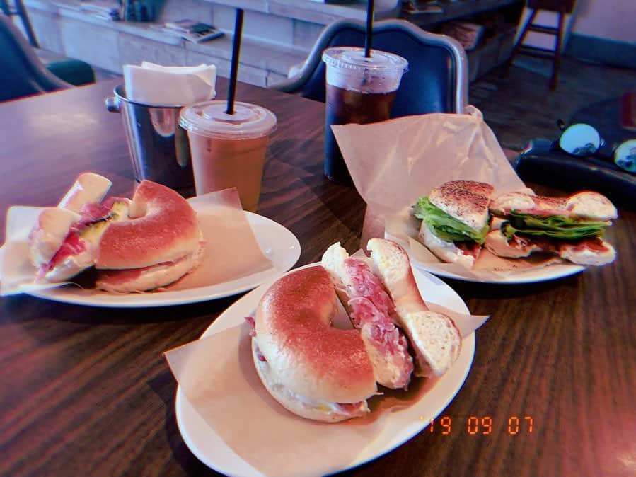 マイコ さんのインスタグラム写真 - (マイコ Instagram)「* @cactuseatrip_kntr 🥯 天然酵母のベーグルサンドのお店。 パンと挟む具も選べるの。 海外みたいな雰囲気のお店。 クッキーの置き方も ケーキの置き方も 全部好き。 個人的にこの雰囲気が一番好き。 ・ ・ ・ ・ #okinawa#trip#cafe#cactuseatrip#bagle#sandwiches#天然酵母パン」9月14日 15時55分 - maicorori
