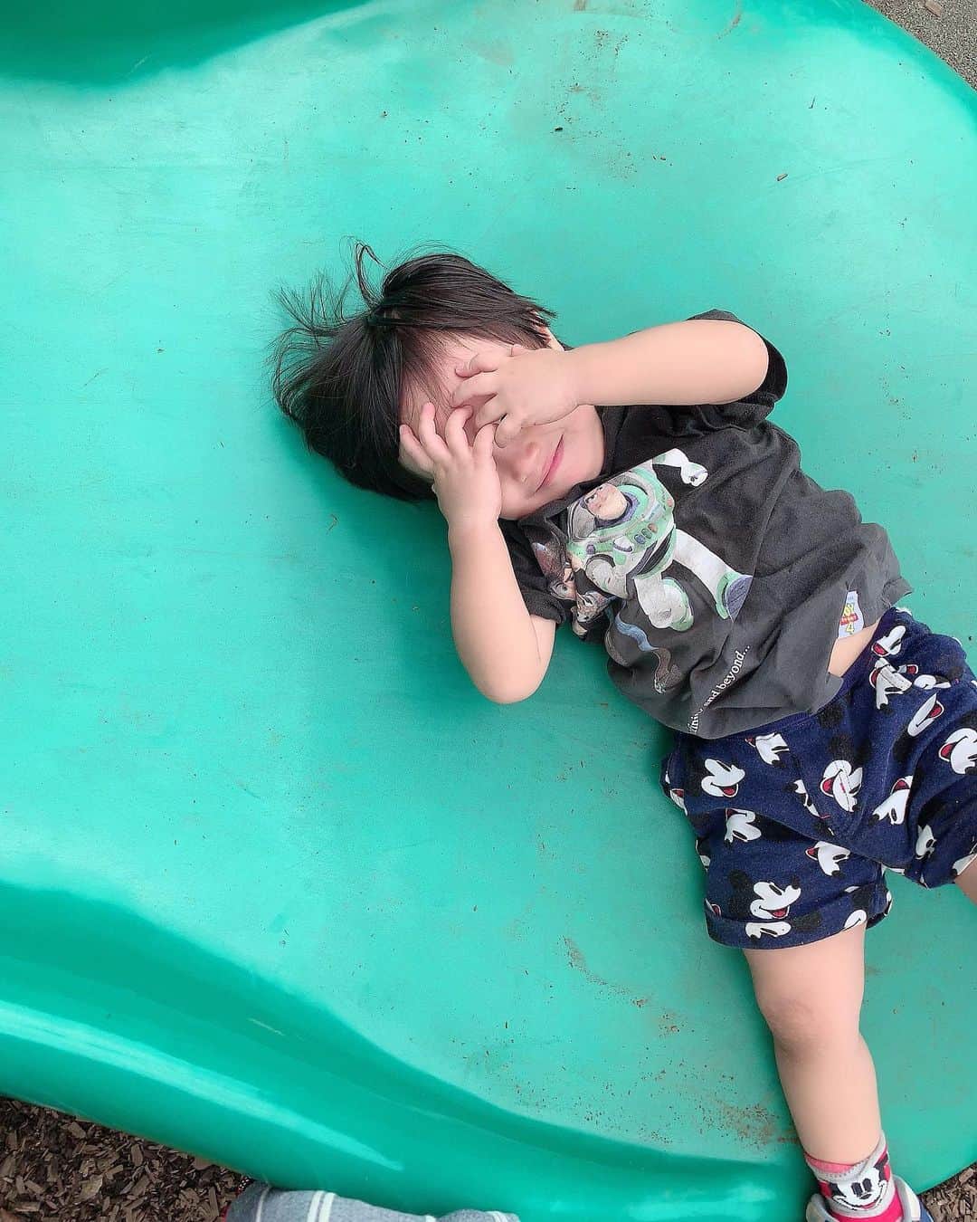 川崎希さんのインスタグラム写真 - (川崎希Instagram)「すべり台滑りながら寝そうになるおちびーぬ😪笑  ではではお家帰りますよ〜🌟🌟🌟 #公園 #すべり台」9月14日 15時56分 - kawasakinozomi