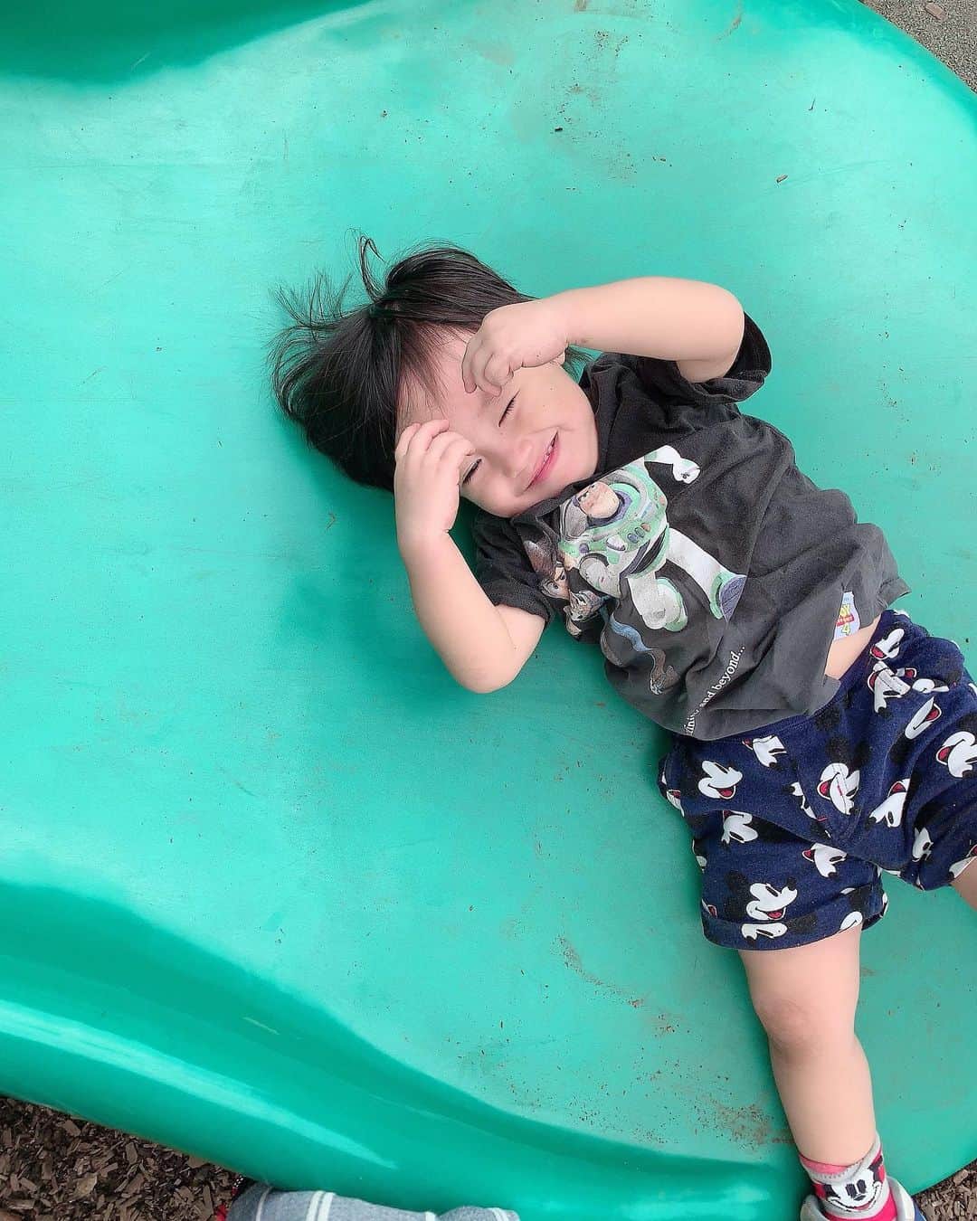 川崎希さんのインスタグラム写真 - (川崎希Instagram)「すべり台滑りながら寝そうになるおちびーぬ😪笑  ではではお家帰りますよ〜🌟🌟🌟 #公園 #すべり台」9月14日 15時56分 - kawasakinozomi