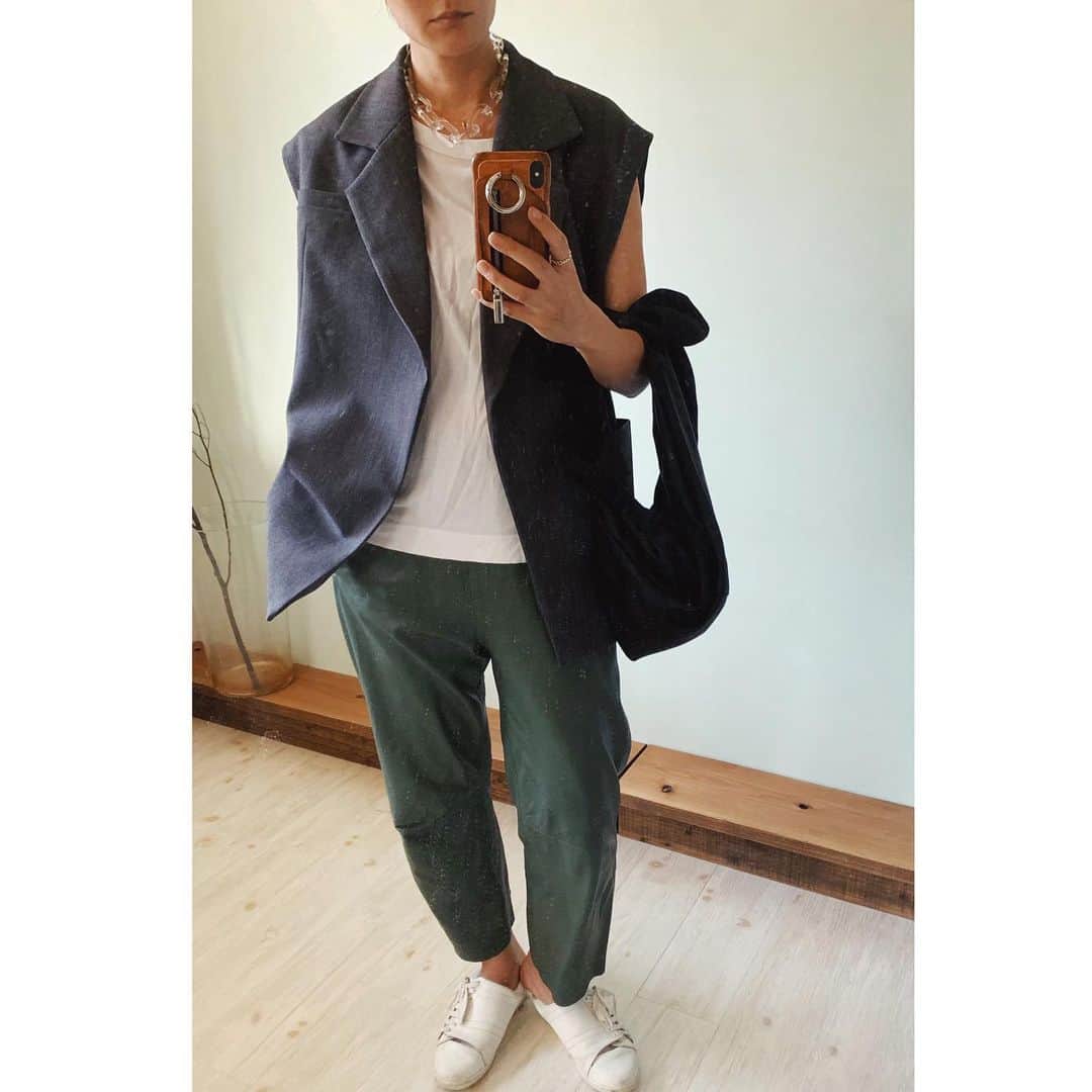 のインスタグラム：「本日....w/ clear necklace♡ . 冬のニットにもヌケ感で使うつもり♫ スキです。 . しかし、レザーパンツあっつ！！！ . #AkariH#accessory#costumeaccessory#fashion akarih#akarihchic#アカリ#アカリチック#Akarih#アカリ #2019AW#revival#www.akari-h.jp #mama#boysmama#girlsmmama #mamacoordinate#hrkフク」